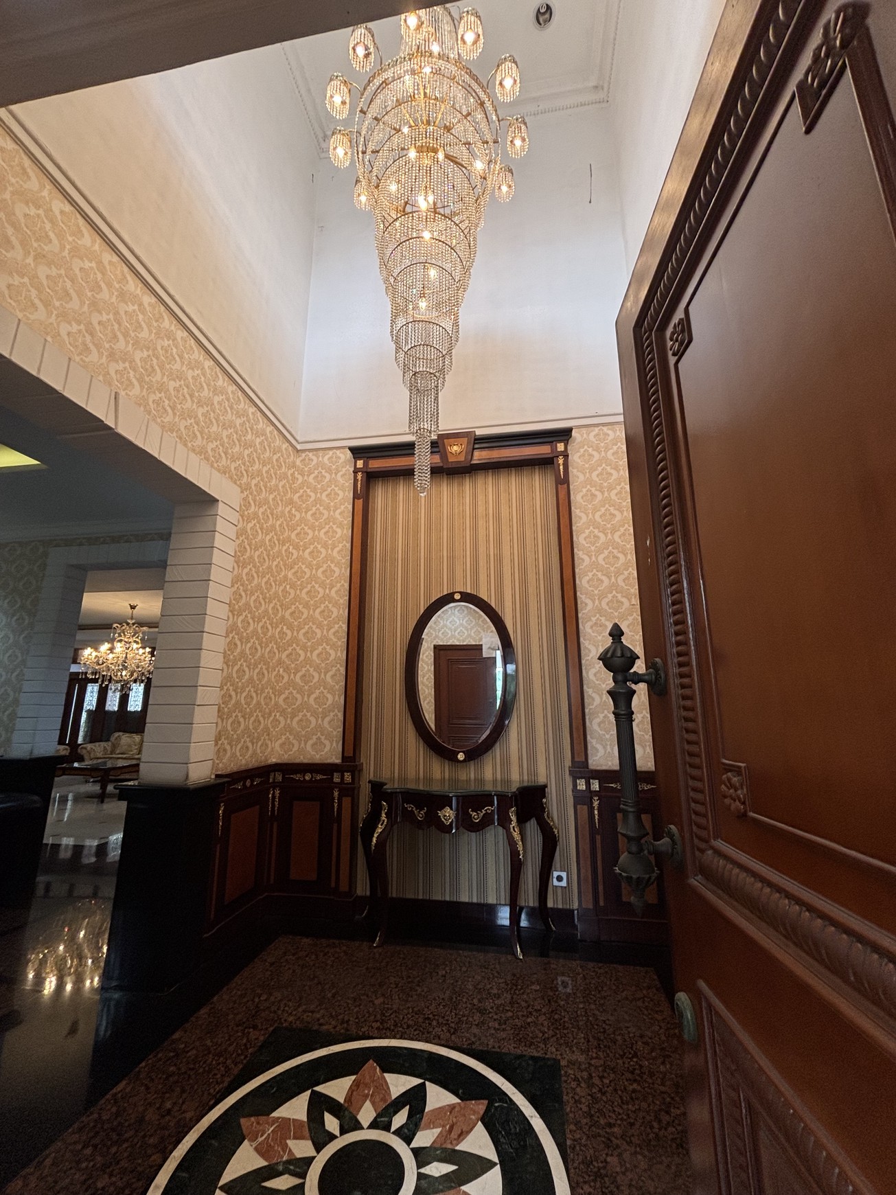 Rumah  Besar dan Luas Fully Furnished, 2 Lantai  ada Swimming Pool di Raffles Hills 