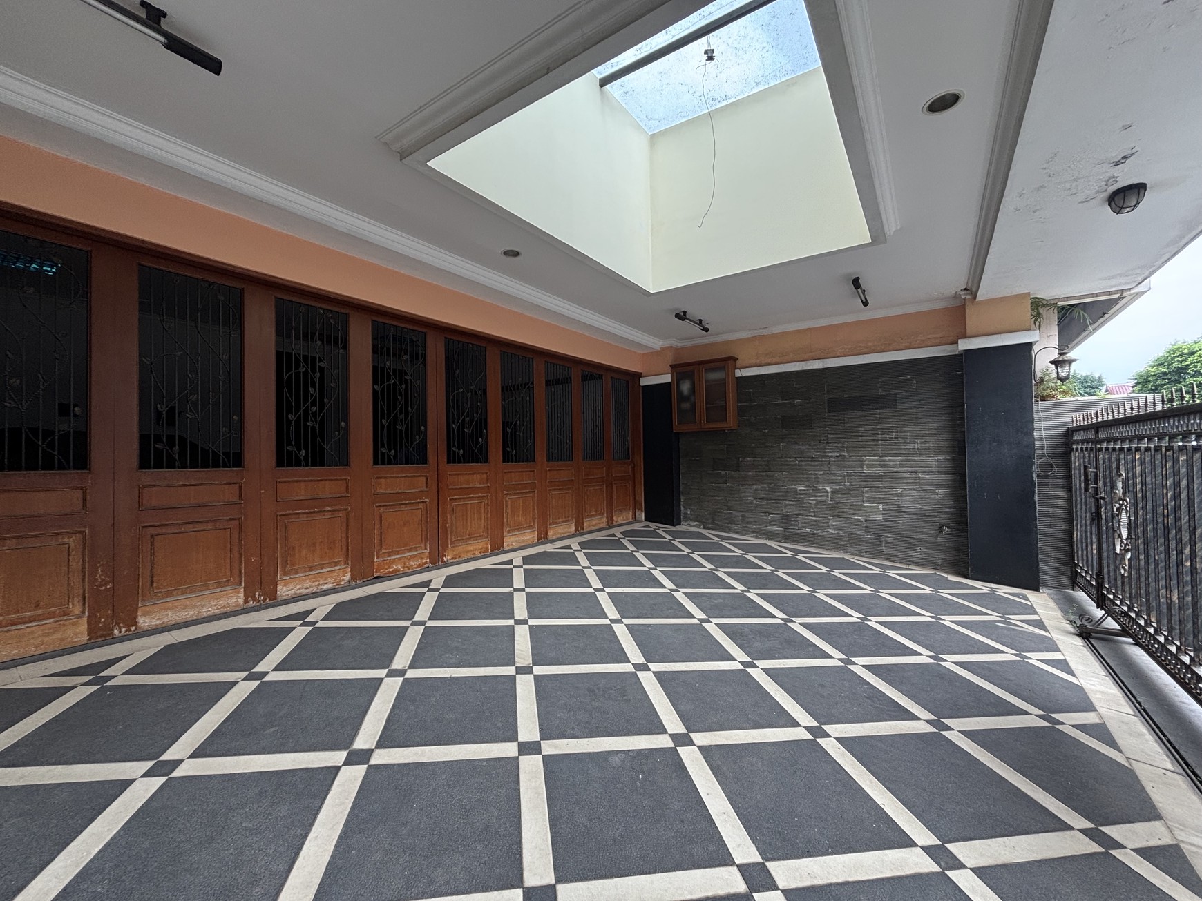 Rumah  Besar dan Luas Fully Furnished, 2 Lantai  ada Swimming Pool di Raffles Hills 