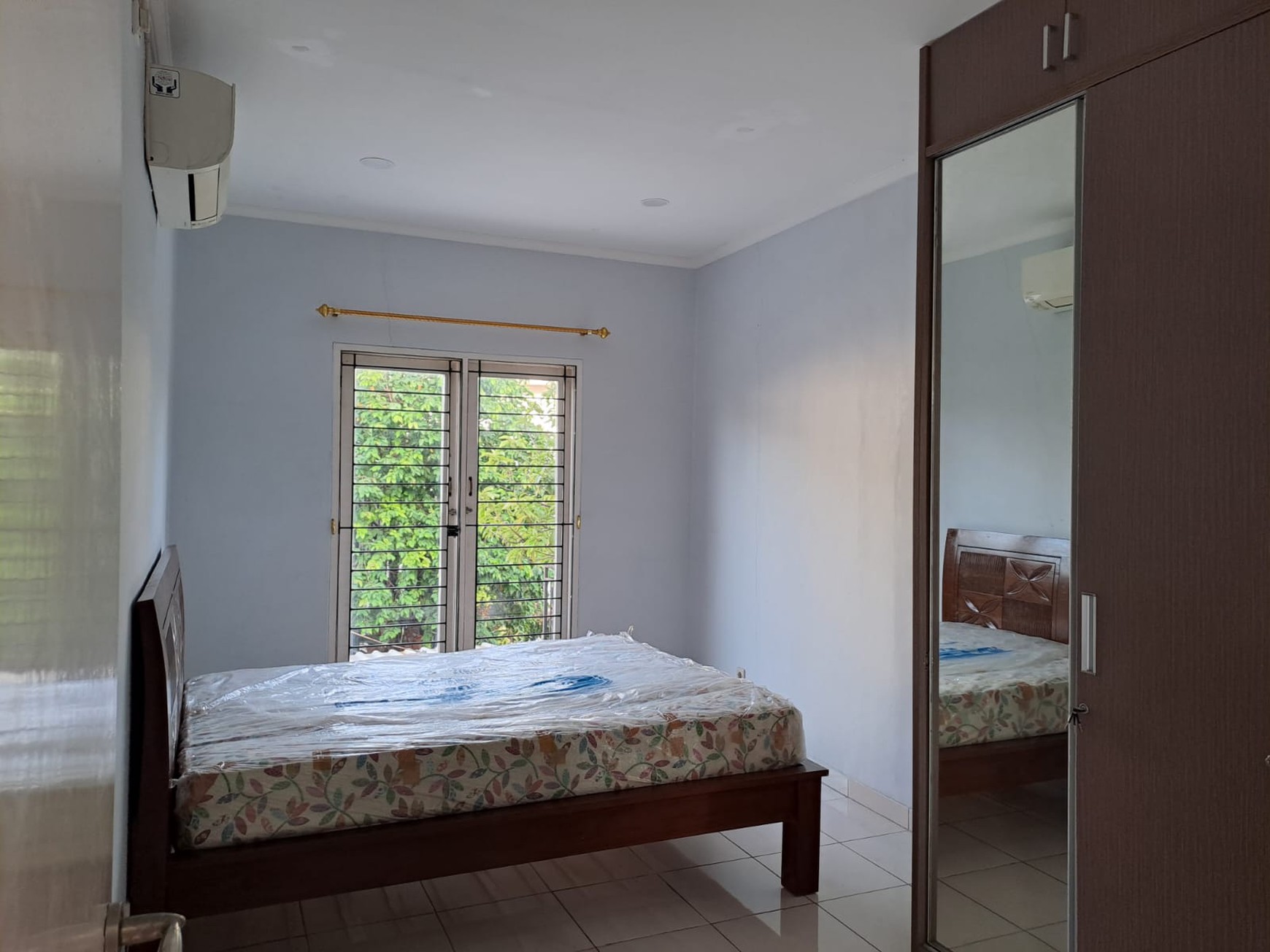 Bagus Rapih 2 lantai full furnished dalam Cluster Sektor 9 Bintaro.