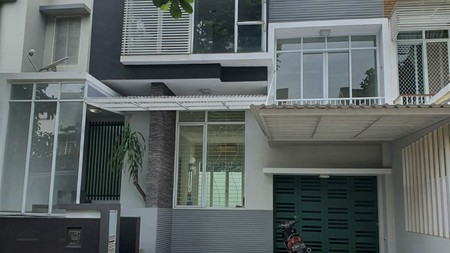 Rumah 2 Lt. Halaman belakang Luas di Kebayoran Bintaro Jaya
