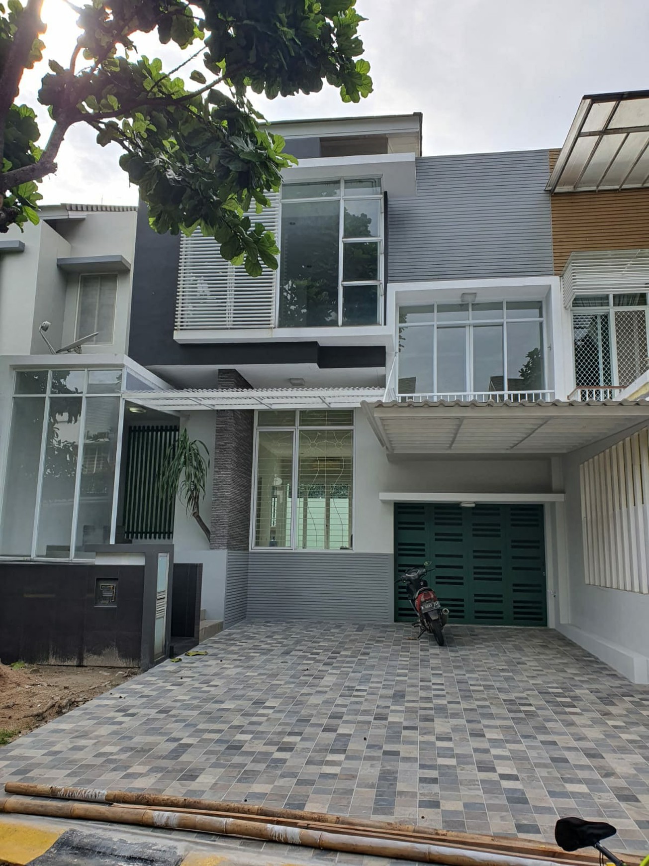 Rumah 2 Lt. Halaman belakang Luas di Kebayoran Bintaro Jaya
