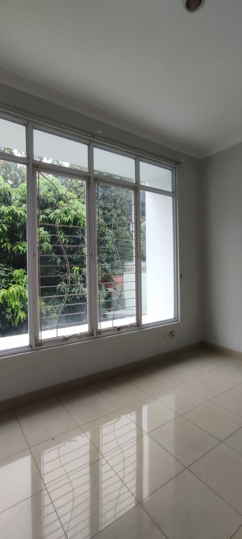 Rumah 2 Lt. Halaman belakang Luas di Kebayoran Bintaro Jaya