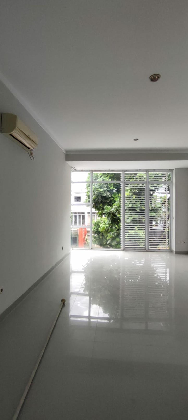 Rumah 2 Lt. Halaman belakang Luas di Kebayoran Bintaro Jaya