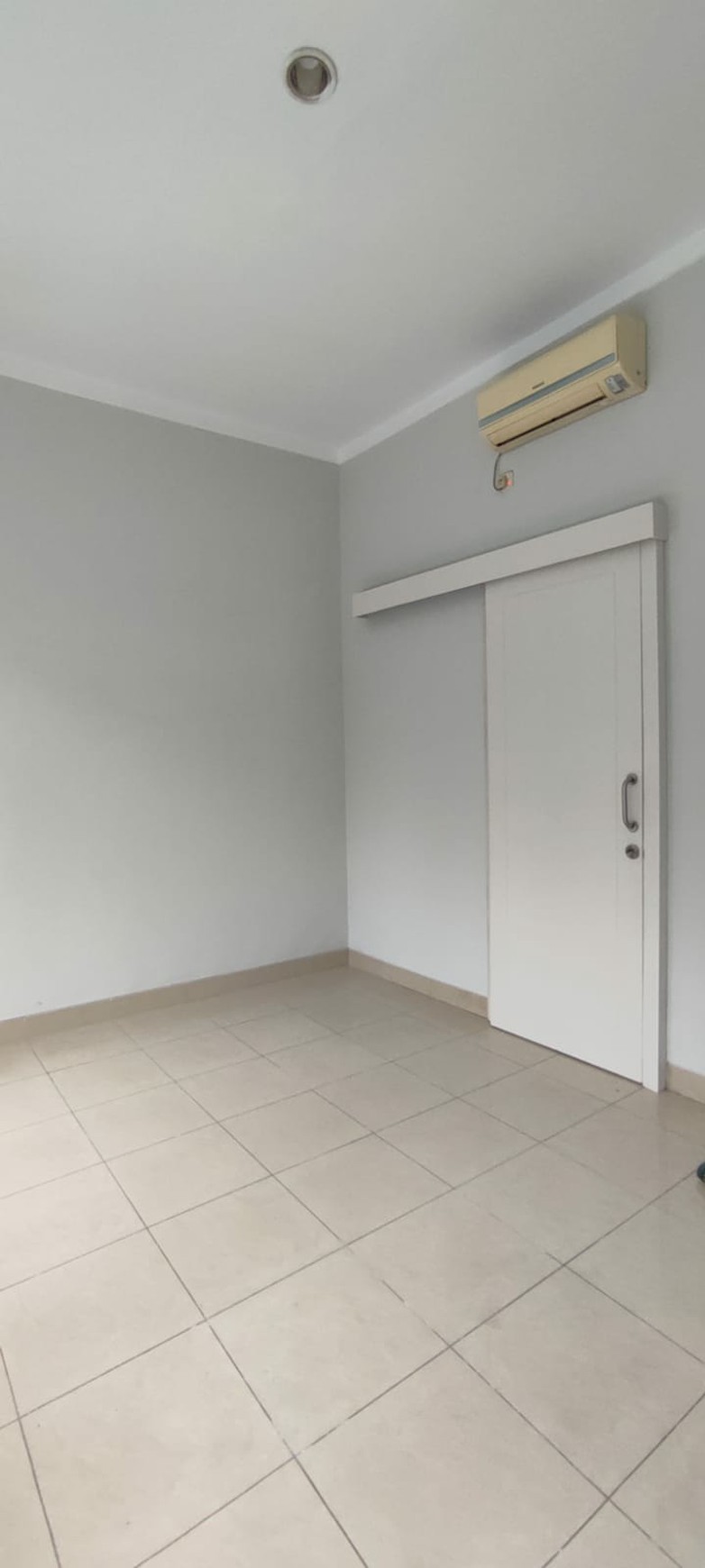 Rumah 2 Lt. Halaman belakang Luas di Kebayoran Bintaro Jaya