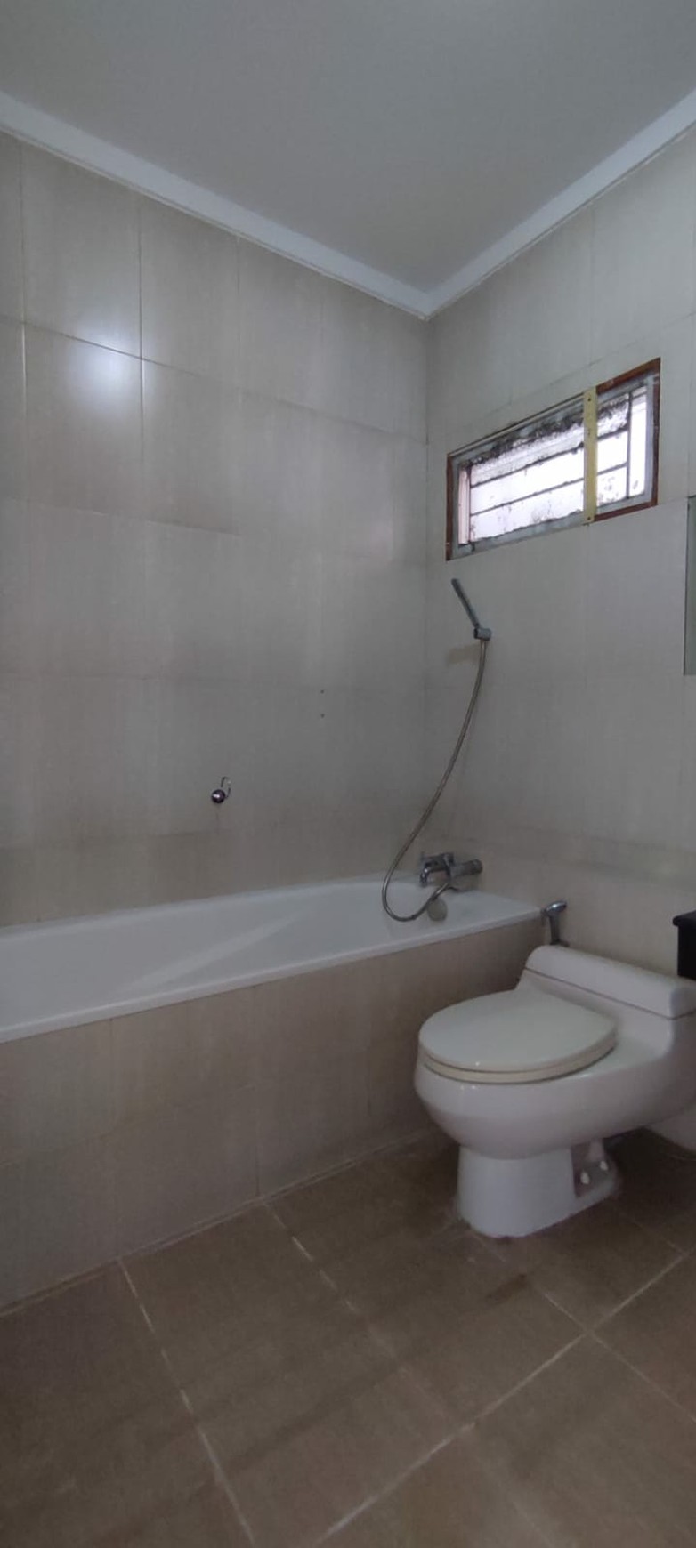 Rumah 2 Lt. Halaman belakang Luas di Kebayoran Bintaro Jaya