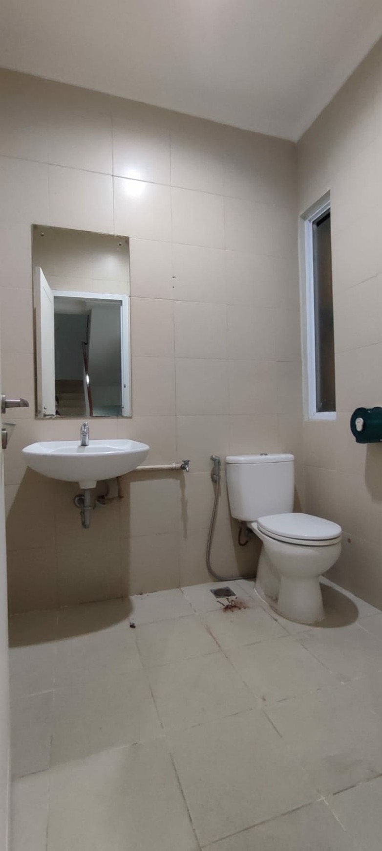 Rumah 2 Lt. Halaman belakang Luas di Kebayoran Bintaro Jaya