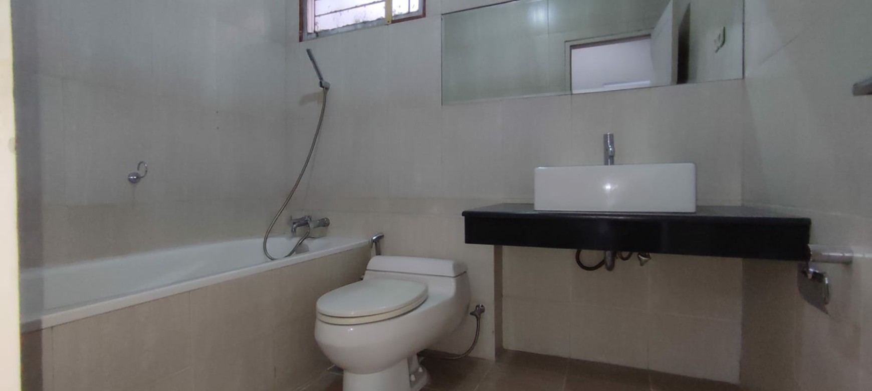 Rumah 2 Lt. Halaman belakang Luas di Kebayoran Bintaro Jaya