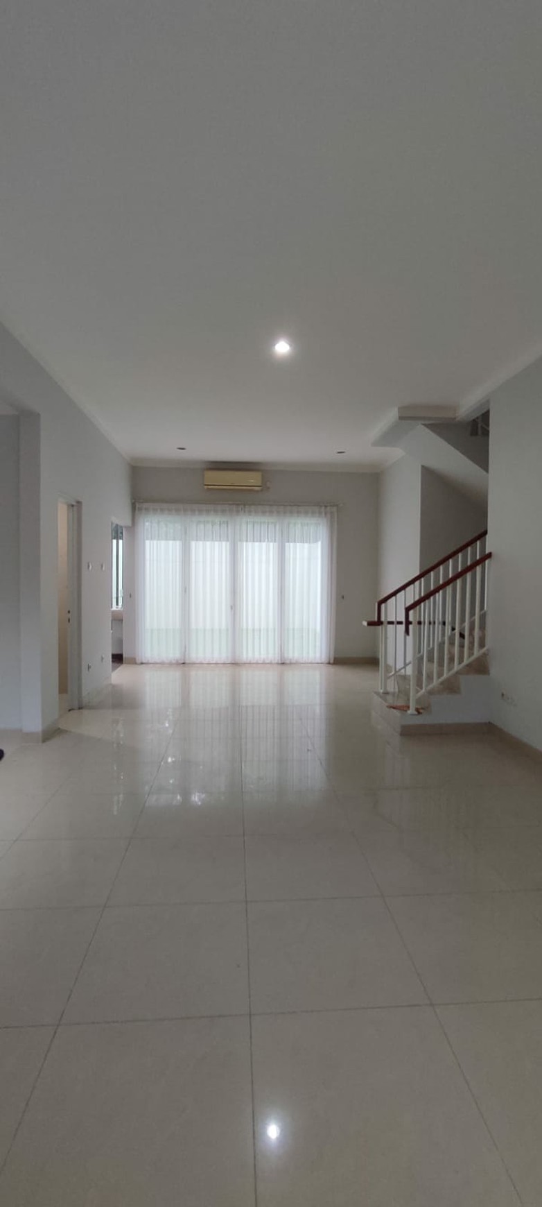 Rumah 2 Lt. Halaman belakang Luas di Kebayoran Bintaro Jaya