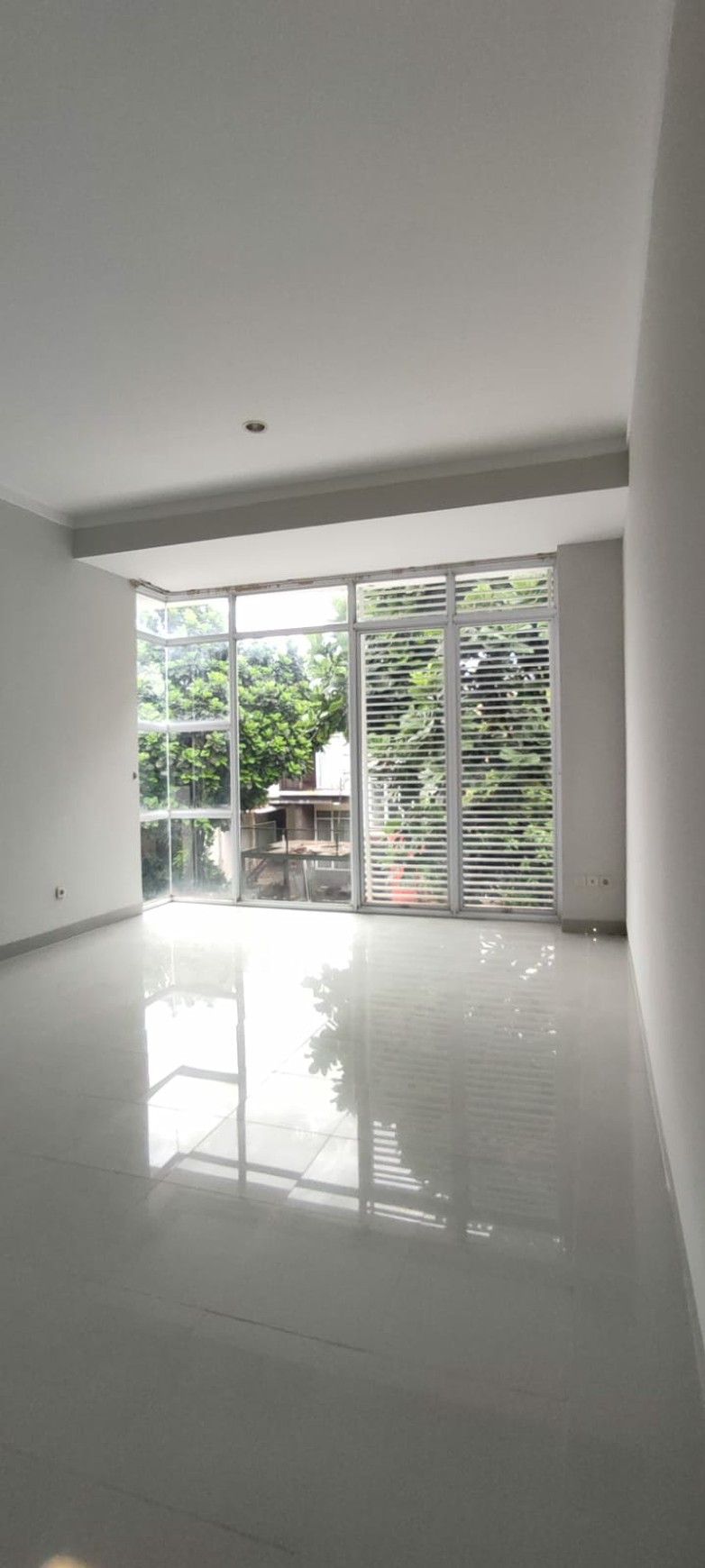 Rumah 2 Lt. Halaman belakang Luas di Kebayoran Bintaro Jaya