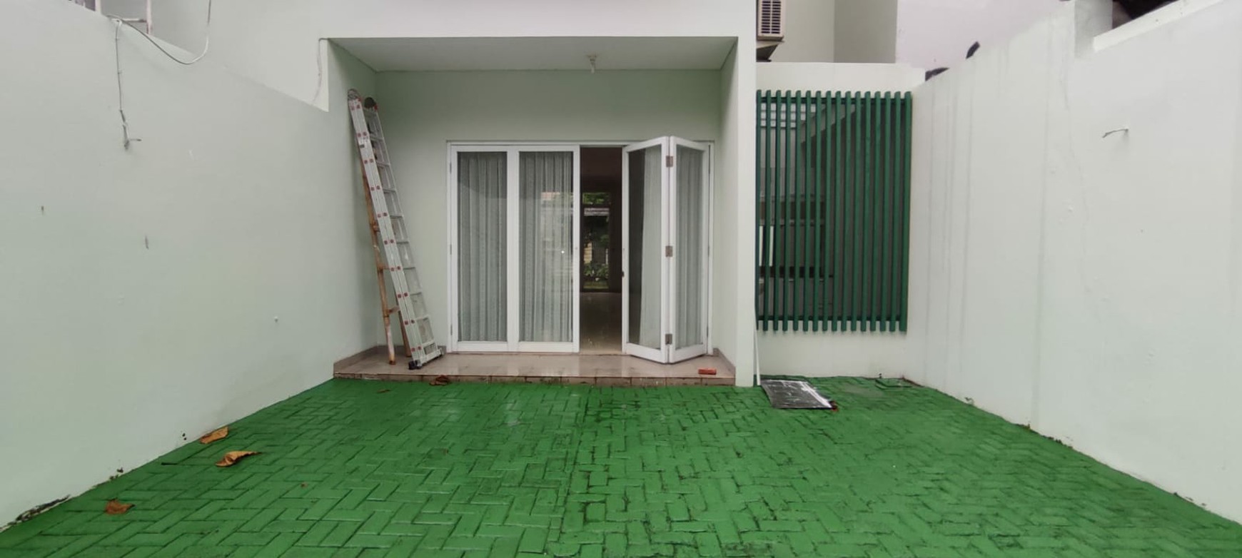 Rumah 2 Lt. Halaman belakang Luas di Kebayoran Bintaro Jaya