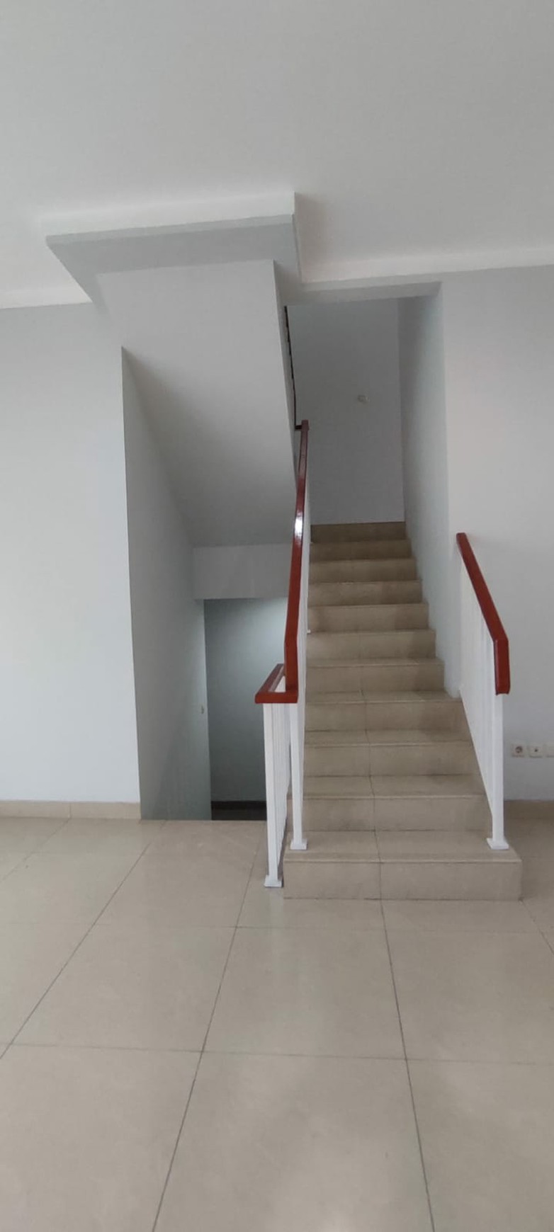 Rumah 2 Lt. Halaman belakang Luas di Kebayoran Bintaro Jaya