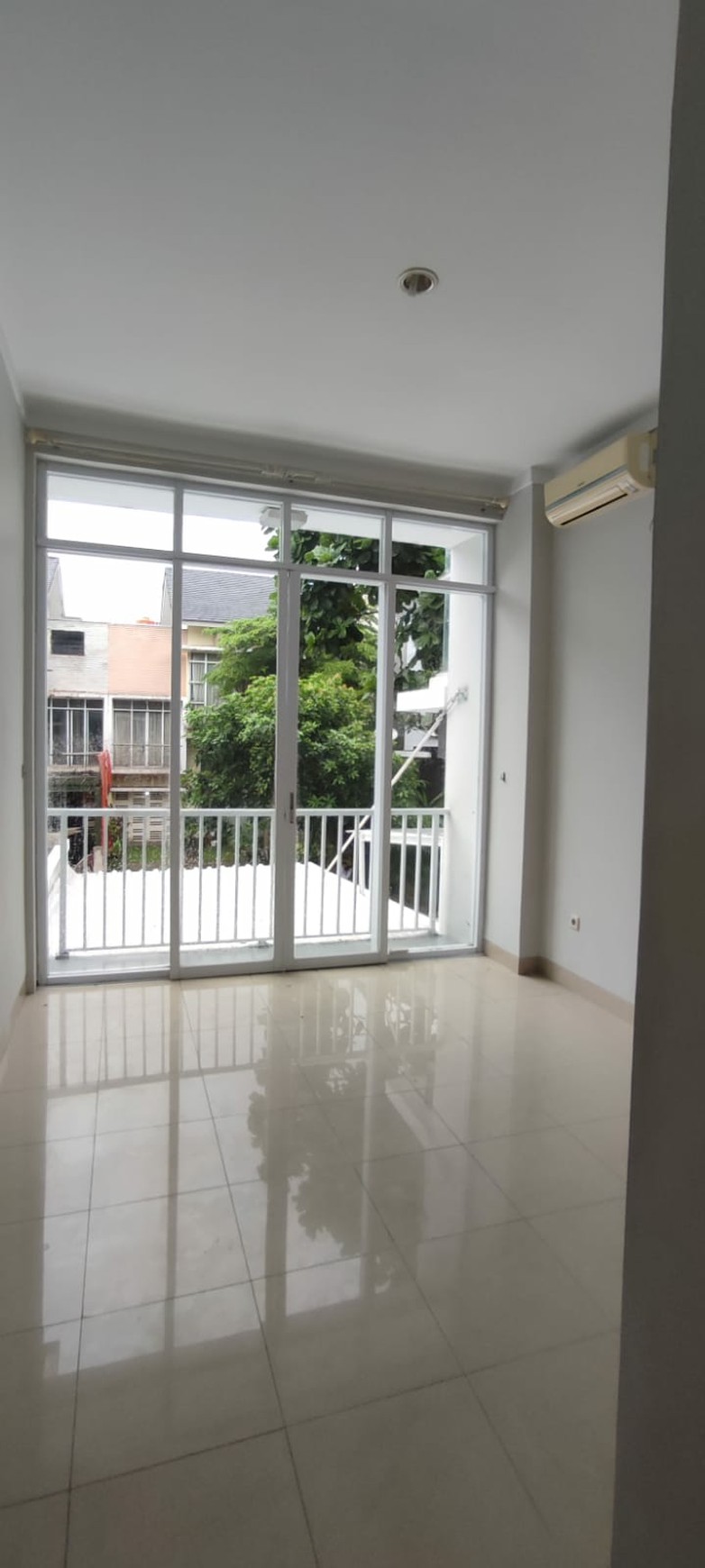 Rumah 2 Lt. Halaman belakang Luas di Kebayoran Bintaro Jaya