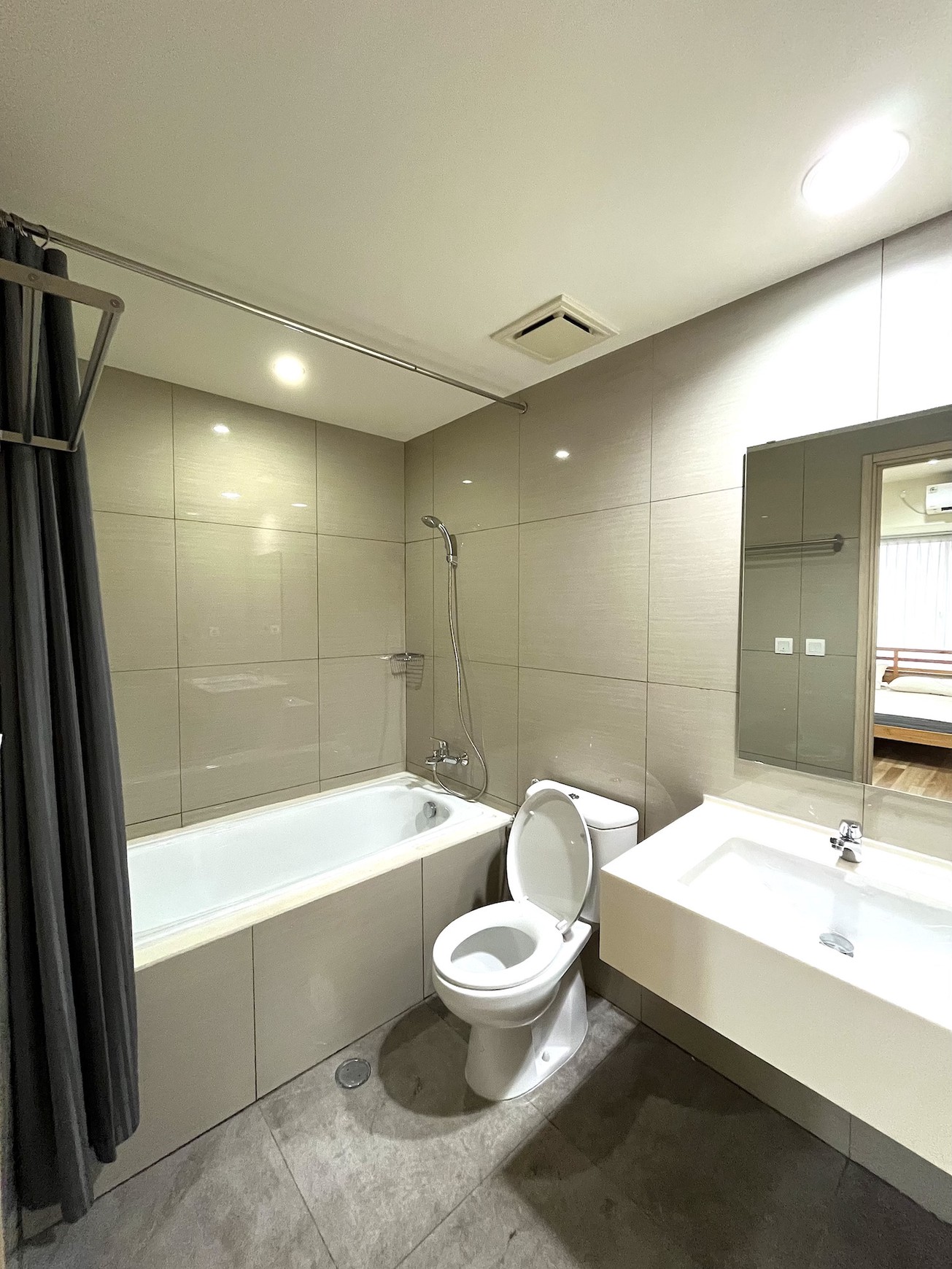 Premium Living! Apartemen 2 BR di Newport Orange County - View Indah, Akses Mudah