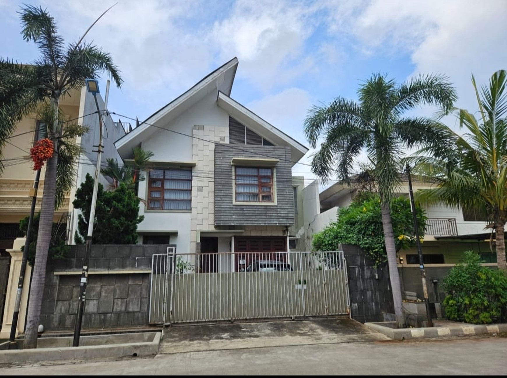 Rumah 2 lantai Asri masih layak huni ,semi Furnish ,Nego di Green Garden