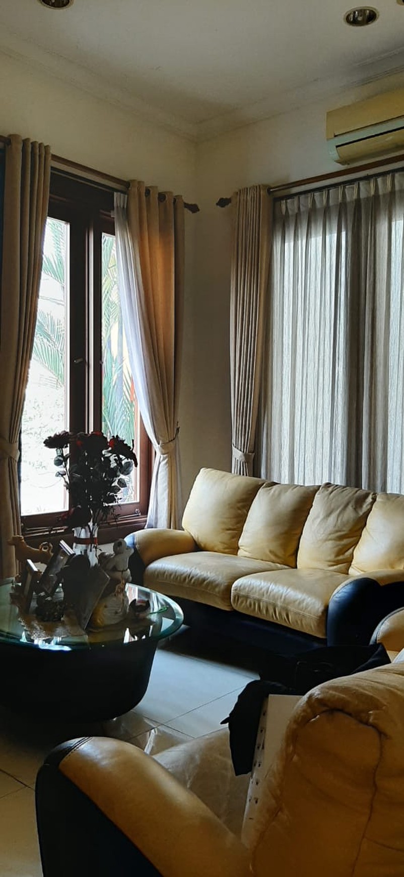 Rumah 2 lantai Asri masih layak huni ,semi Furnish ,Nego di Green Garden