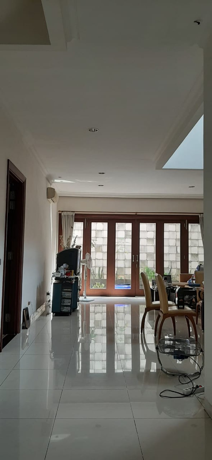 Rumah 2 lantai Asri masih layak huni ,semi Furnish ,Nego di Green Garden