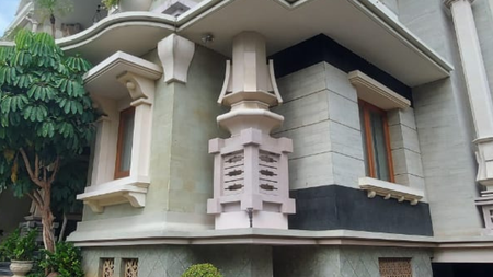 DIJUAL RUMAH MEWAH GRAHA FAMILI GOLF VIEW FULL FURNISHED SURABAYA BARAT