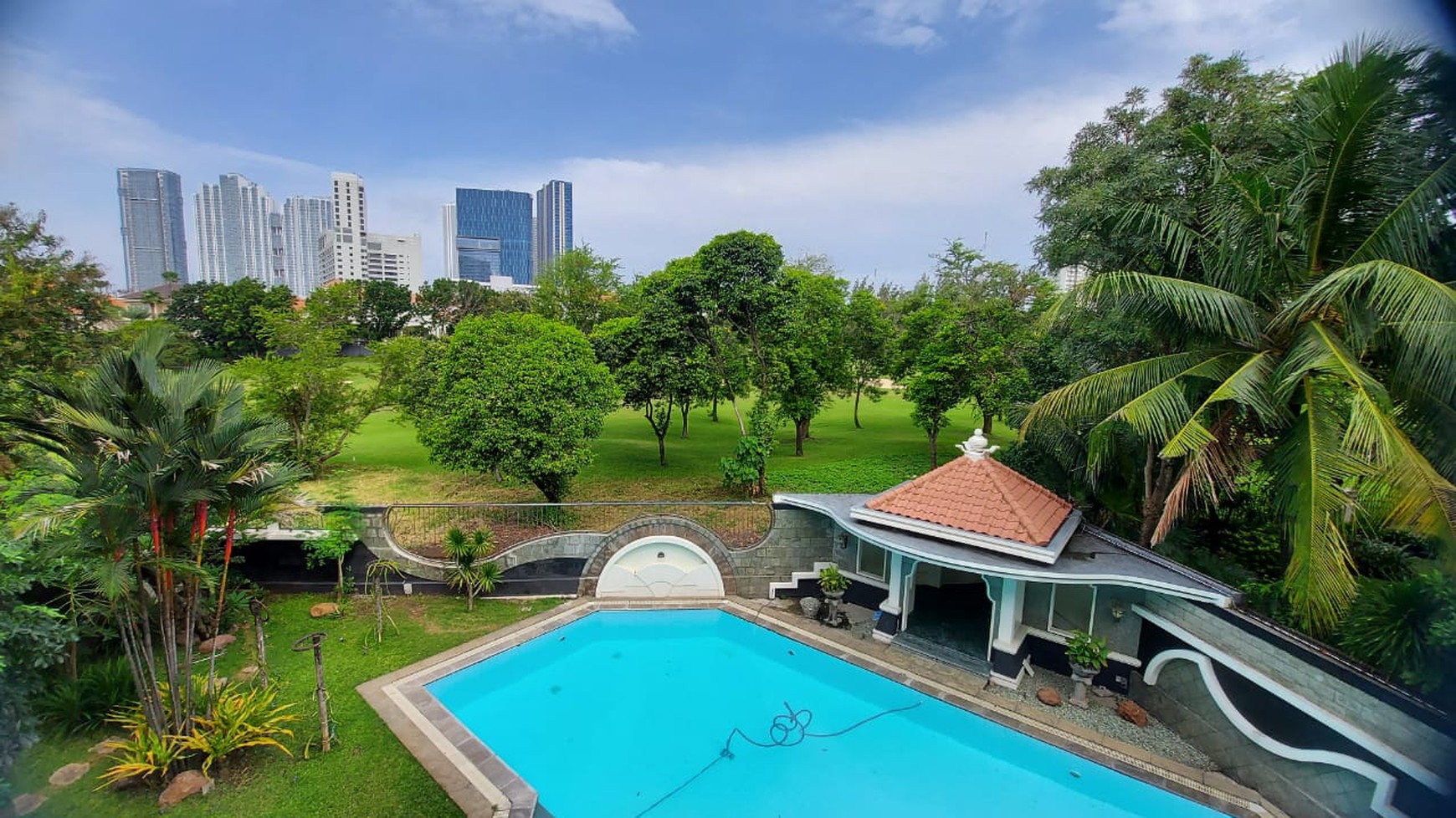 DIJUAL RUMAH MEWAH GRAHA FAMILI GOLF VIEW FULL FURNISHED SURABAYA BARAT