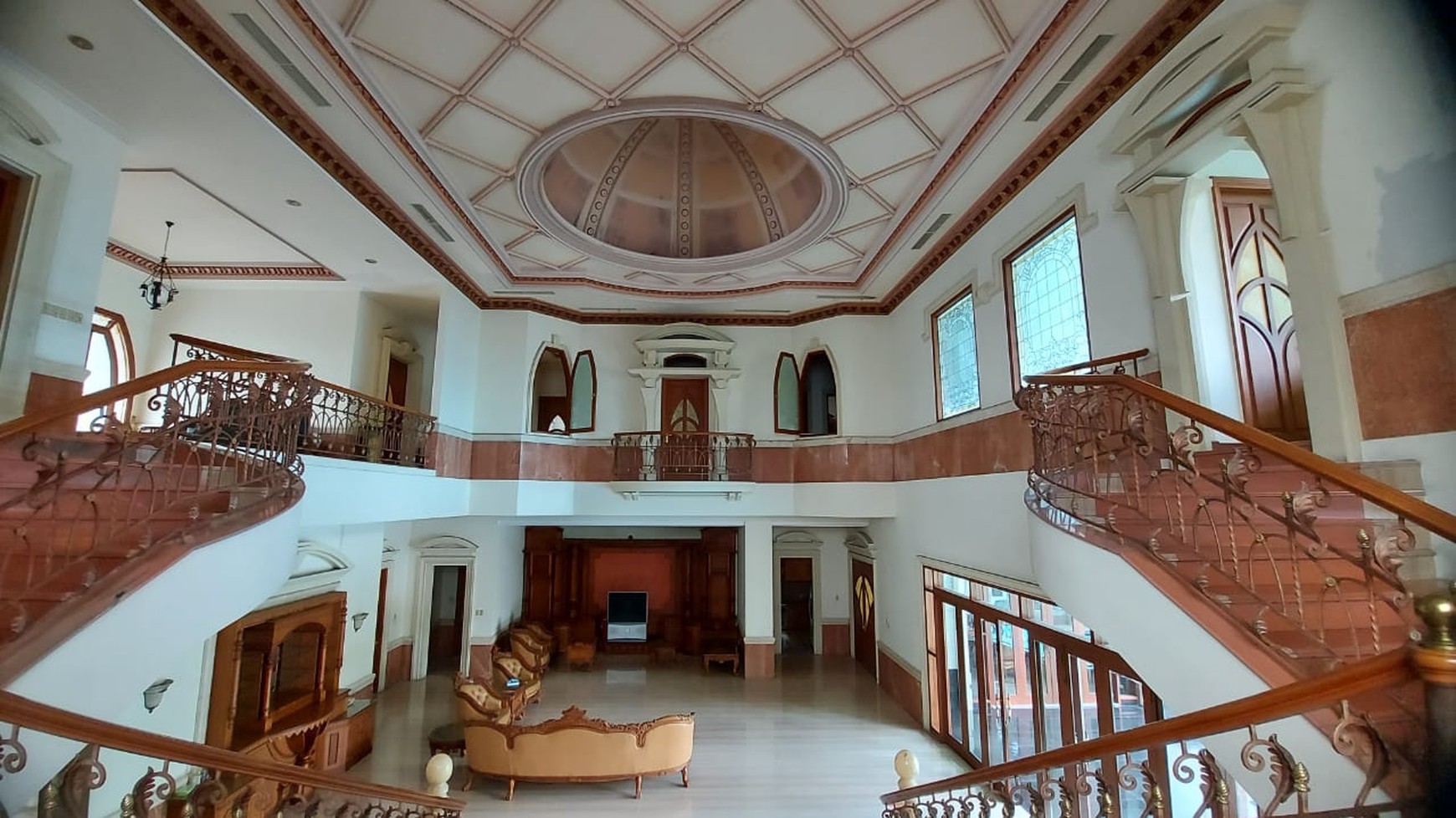 DIJUAL RUMAH MEWAH GRAHA FAMILI GOLF VIEW FULL FURNISHED SURABAYA BARAT