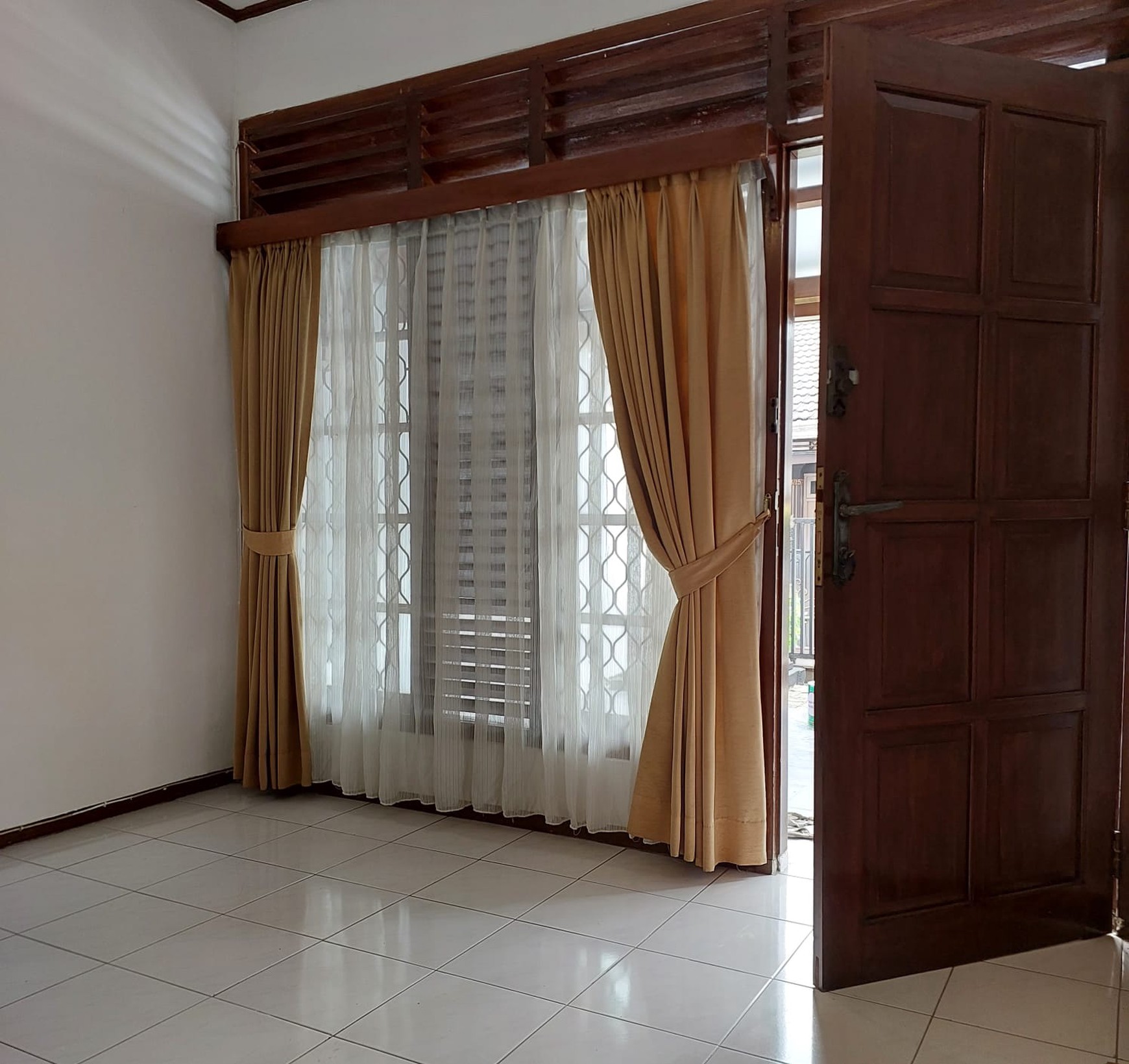Rumah nyaman di Komplek Bukit Indah Ciputat dekat Mc D dan KFC Gaplek.