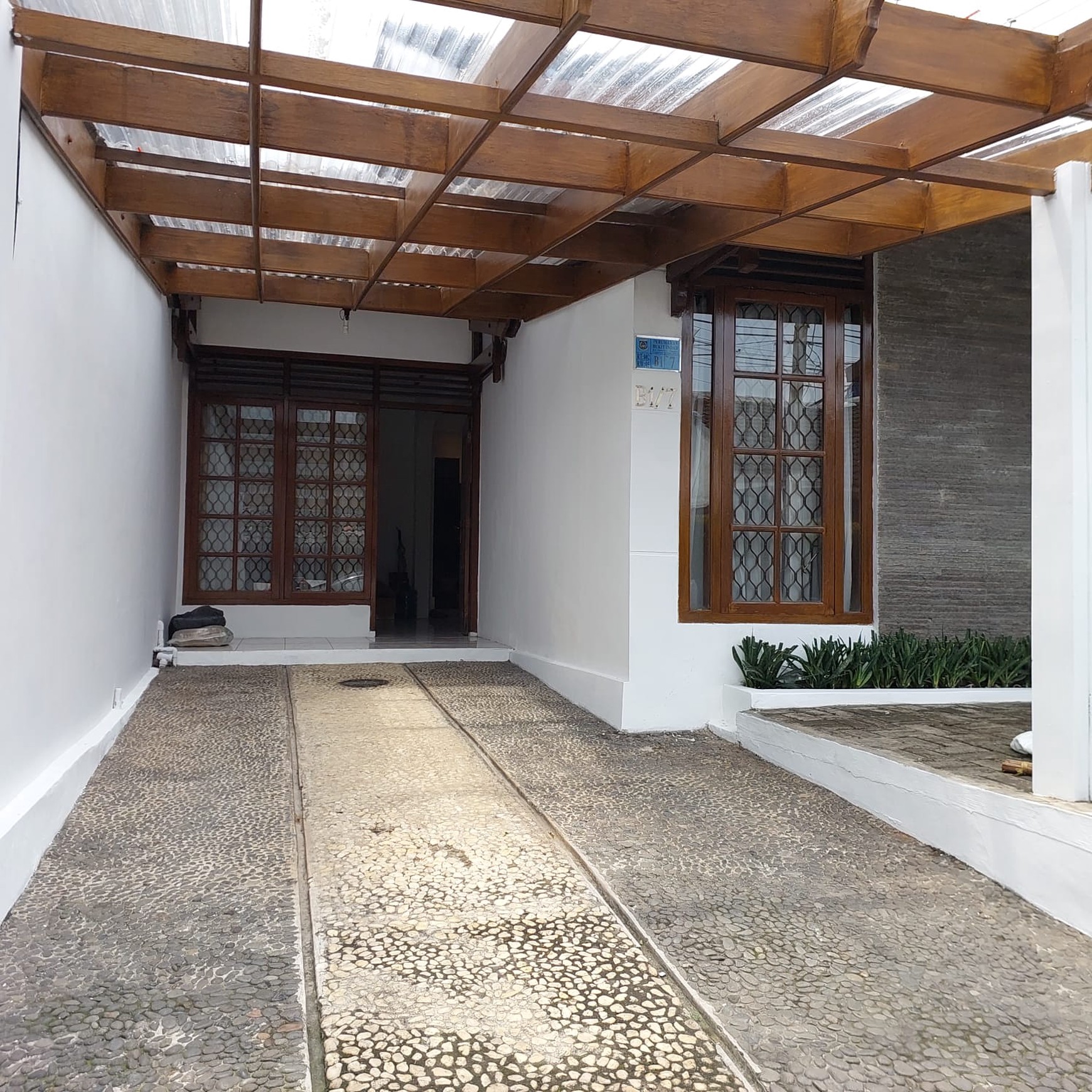 Rumah nyaman di Komplek Bukit Indah Ciputat dekat Mc D dan KFC Gaplek.