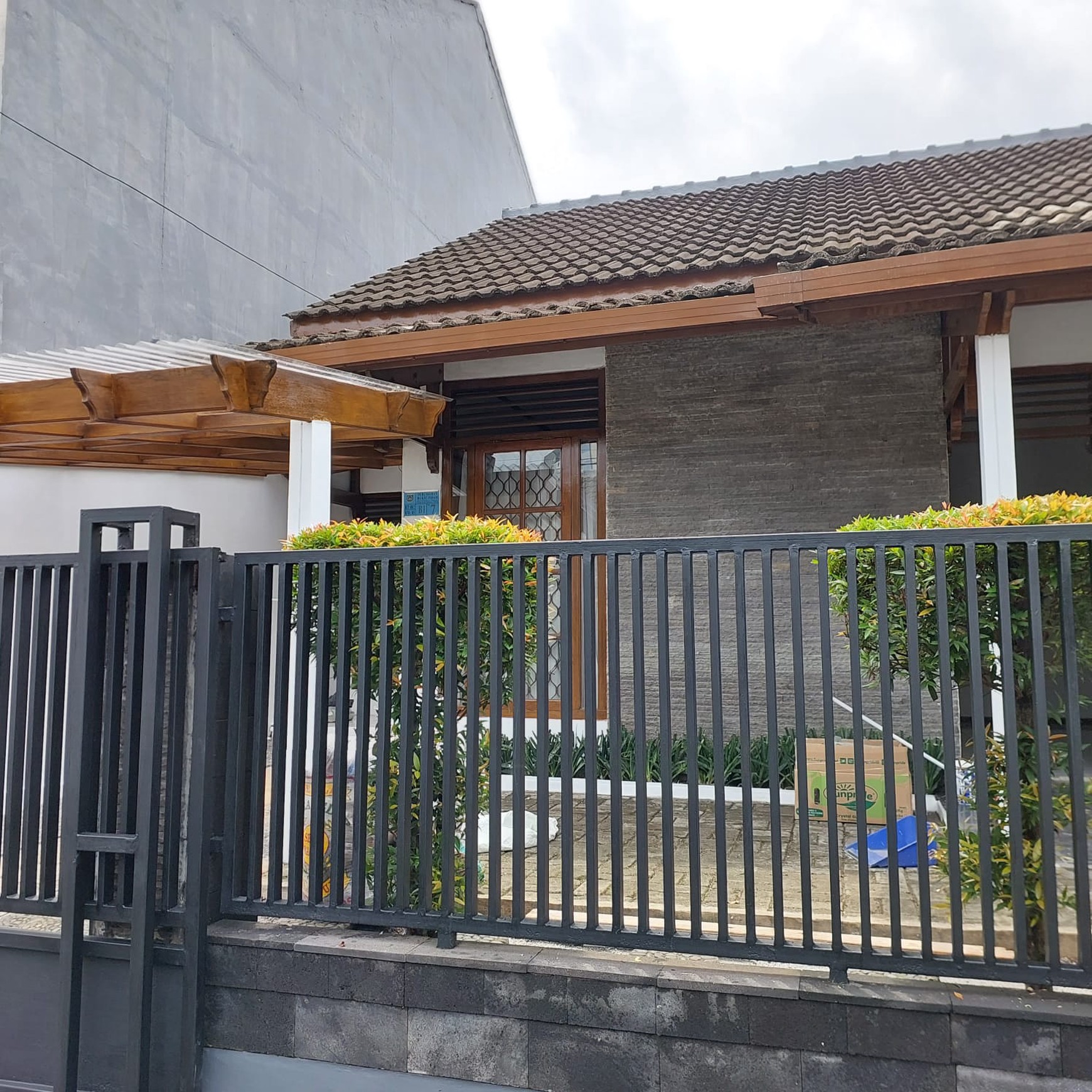 Rumah nyaman di Komplek Bukit Indah Ciputat dekat Mc D dan KFC Gaplek.