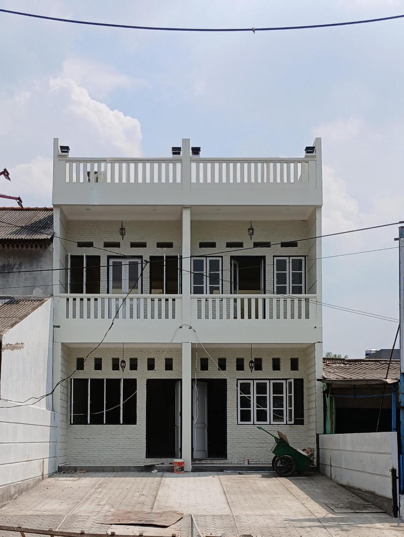 Ruko baru strategis di jalan raya Cirendeu, Bagus.