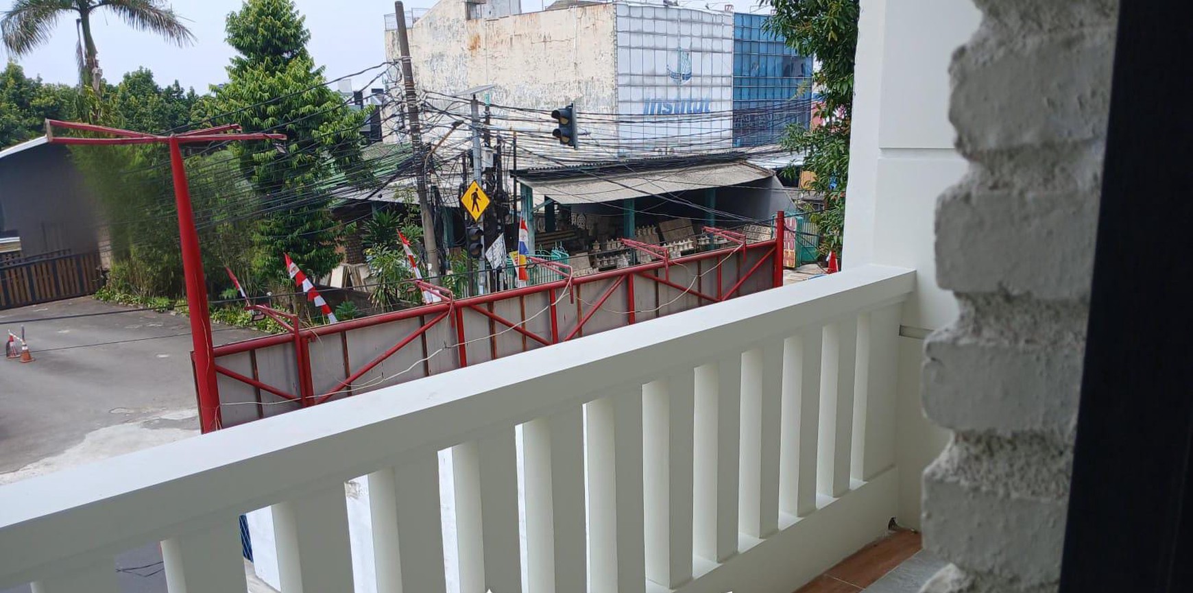 Ruko baru strategis di jalan raya Cirendeu, Bagus.