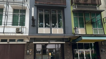 Ruko 3 Lantai Hadap Jalan Raya Utama di BSD Dekat Stasiun Kereta