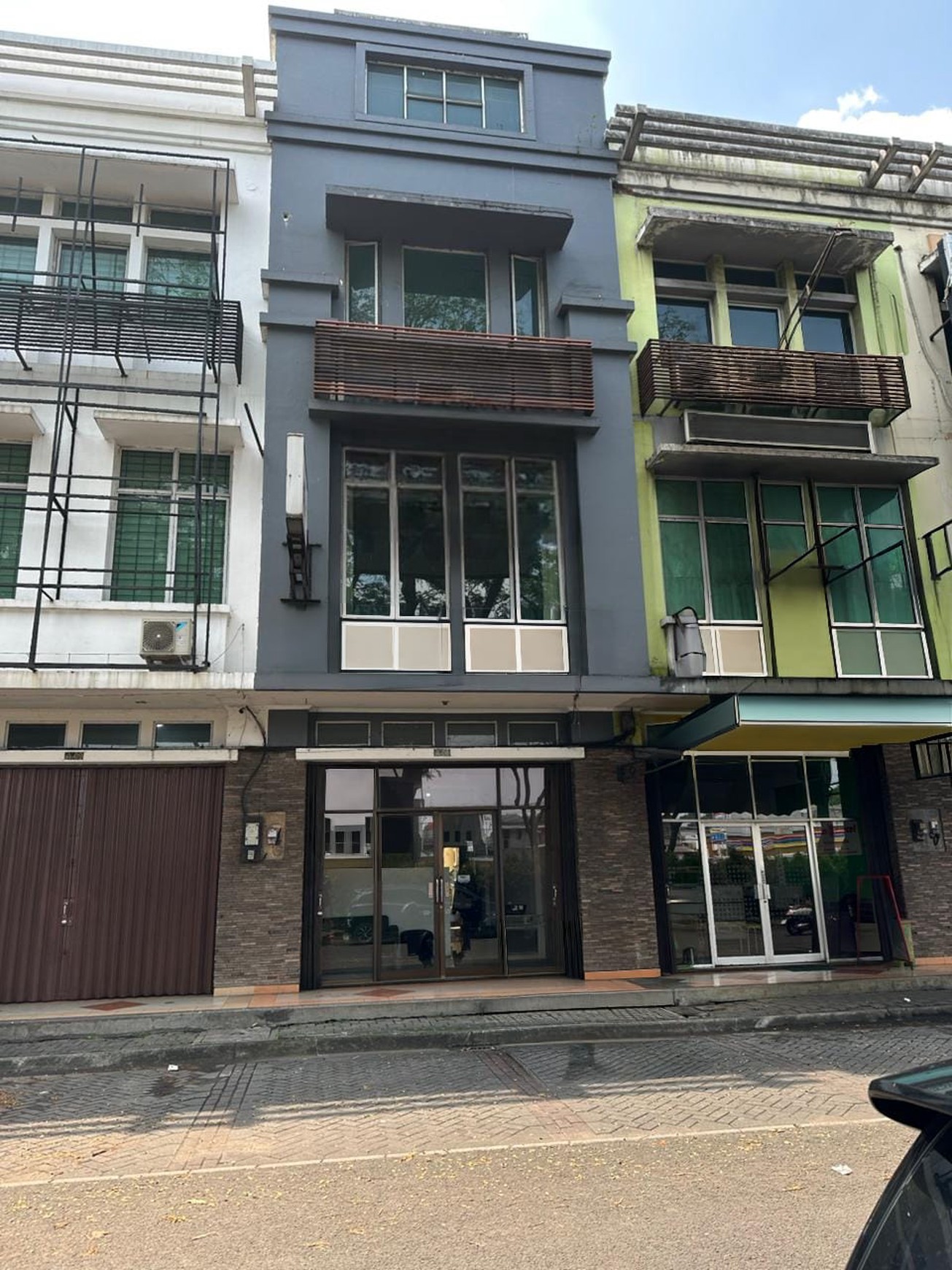 Ruko 3 Lantai Hadap Jalan Raya Utama di BSD Dekat Stasiun Kereta