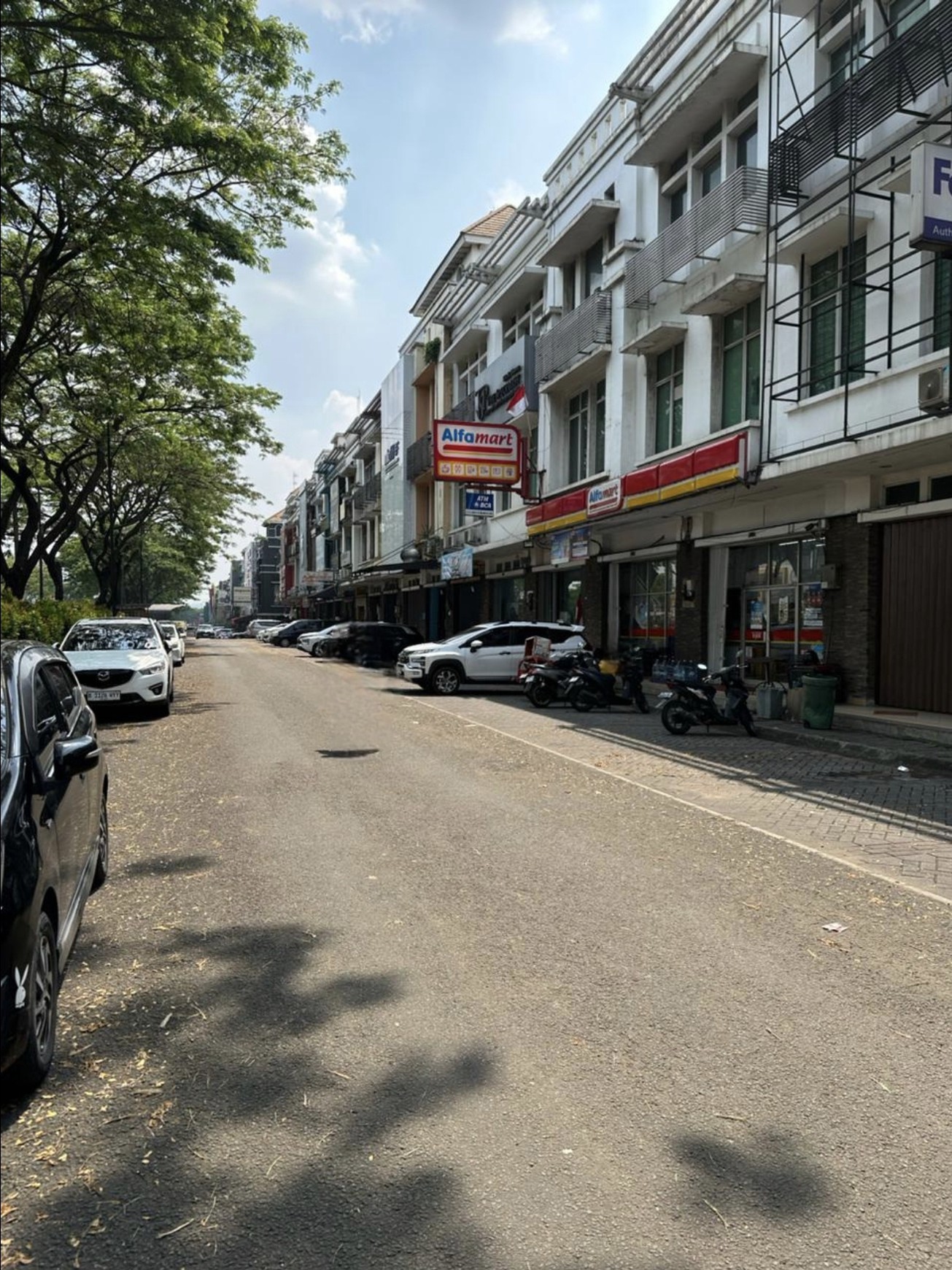 Ruko 3 Lantai Hadap Jalan Raya Utama di BSD Dekat Stasiun Kereta