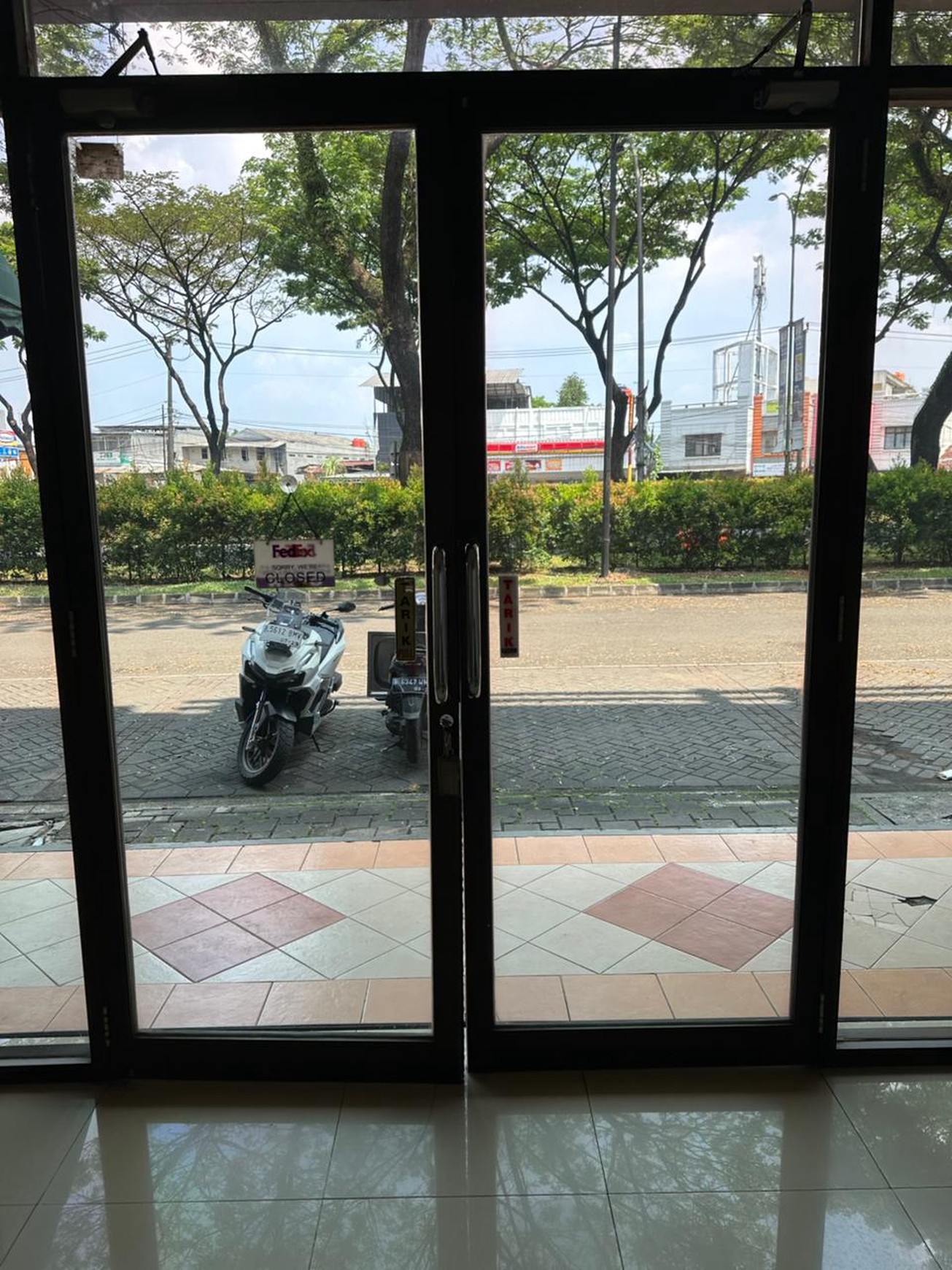 Ruko 3 Lantai Hadap Jalan Raya Utama di BSD Dekat Stasiun Kereta