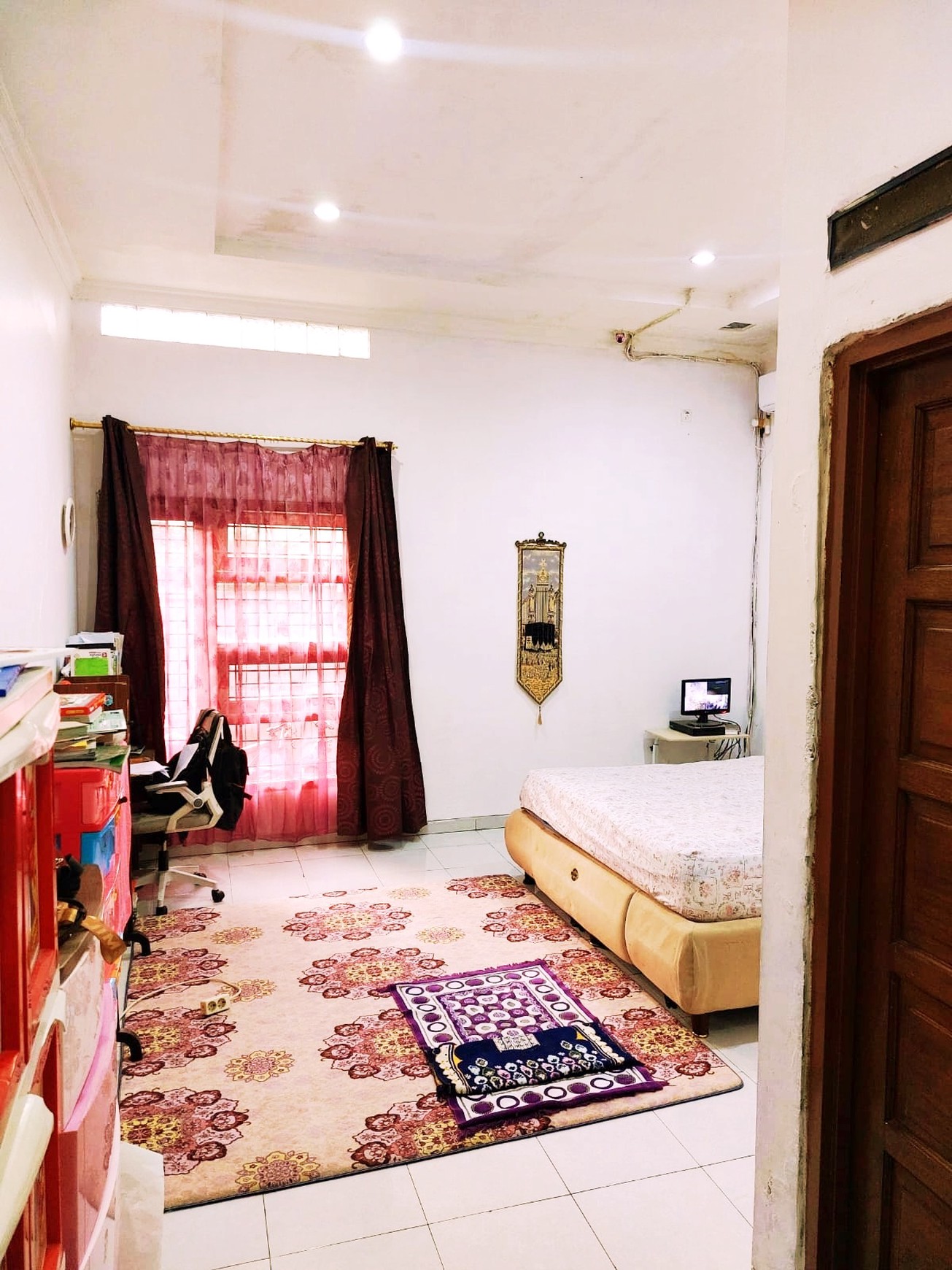 Rumah. Luas 2 Lantai Tenang Dan Sejuk Di Depok Jawa Barat