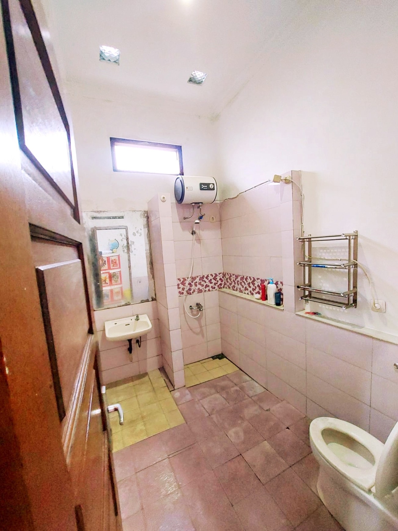Rumah. Luas 2 Lantai Tenang Dan Sejuk Di Depok Jawa Barat