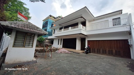 Commercial house in Mampang Jakarta Selatan suitable for Clinic or Office