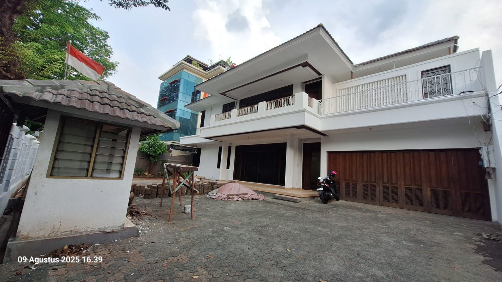 Commercial house in Mampang Jakarta Selatan suitable for Clinic or Office