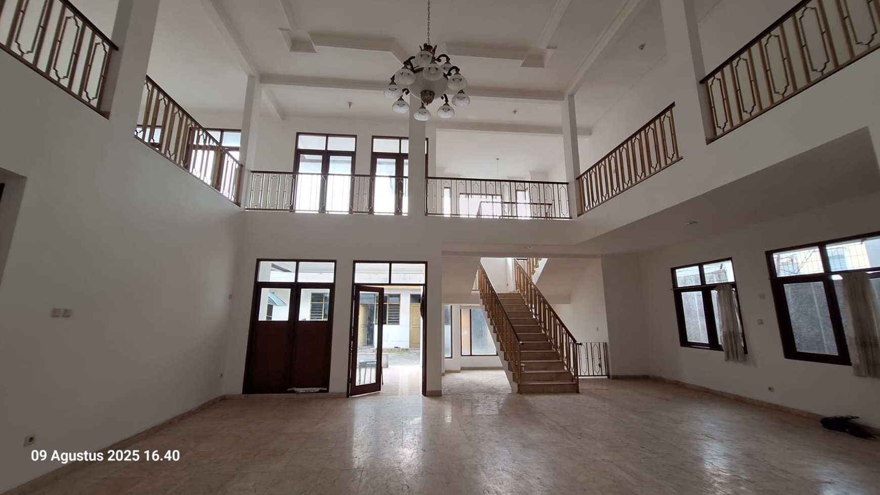 Commercial house in Mampang Jakarta Selatan suitable for Clinic or Office