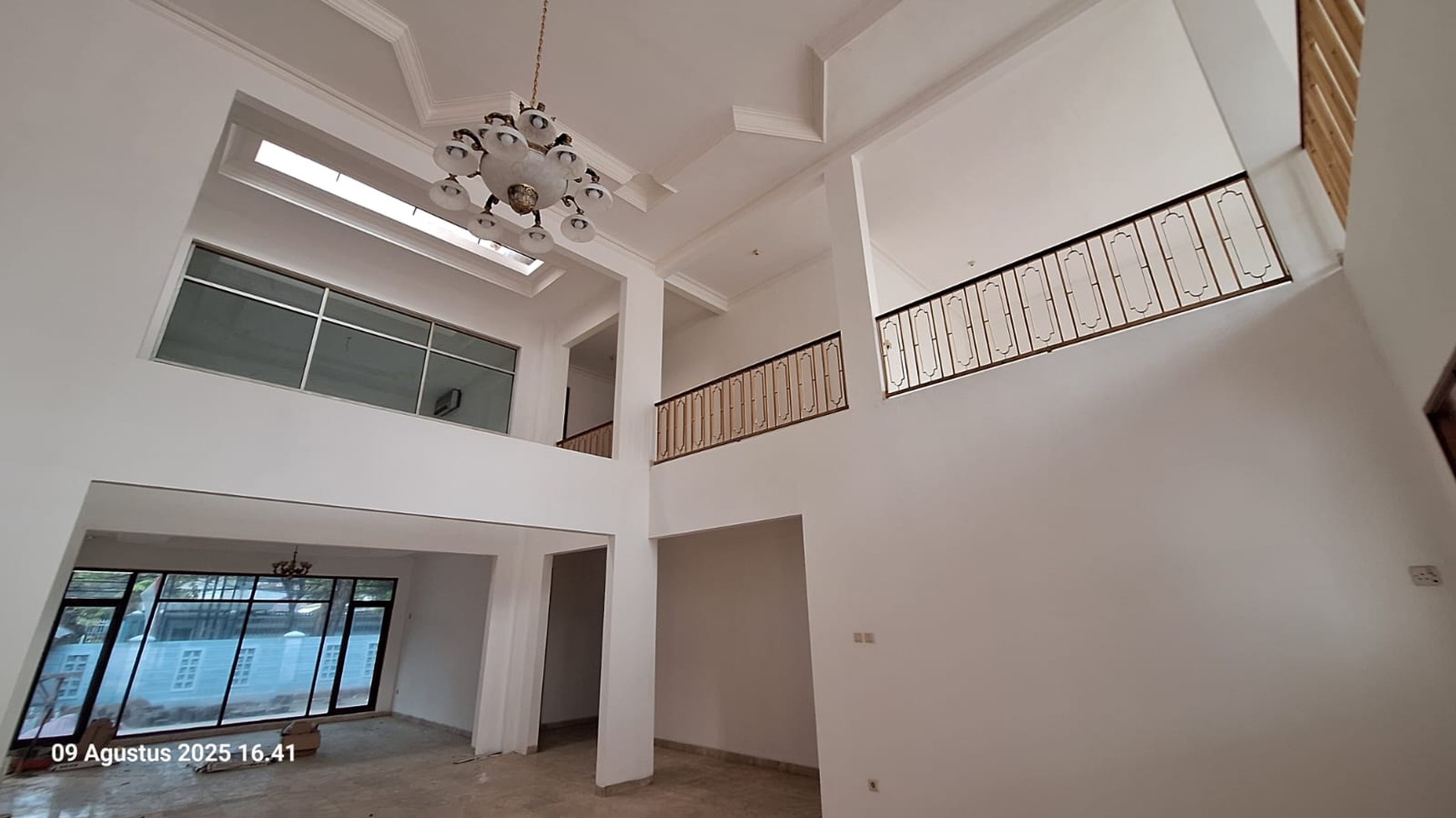 Commercial house in Mampang Jakarta Selatan suitable for Clinic or Office