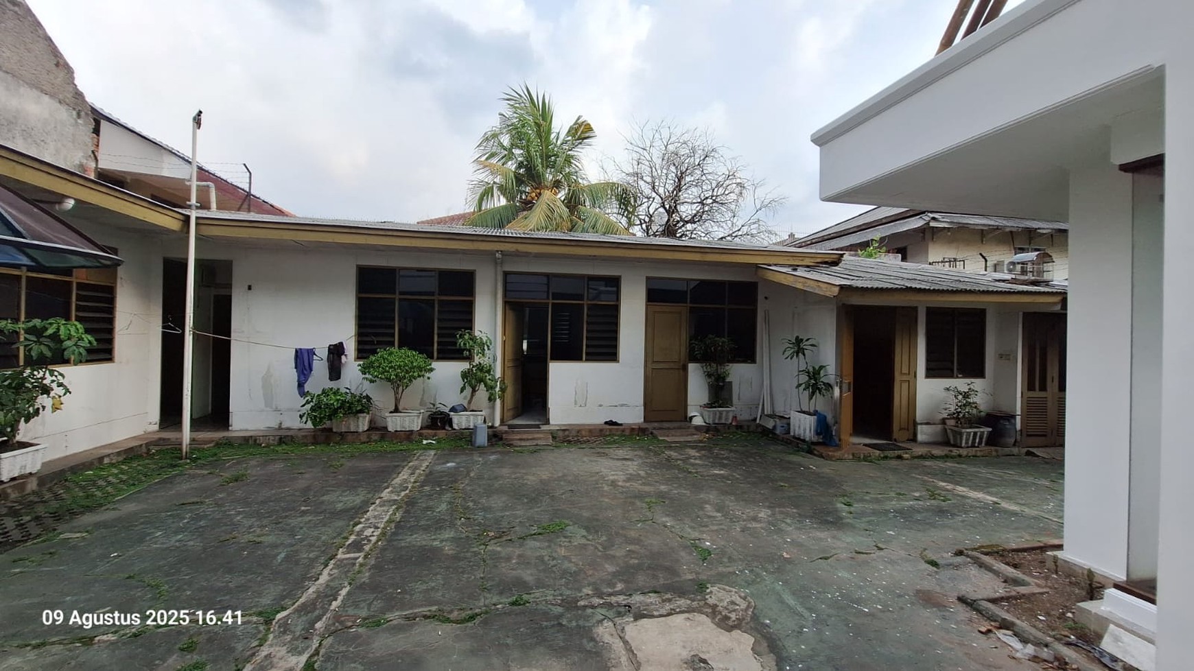Commercial house in Mampang Jakarta Selatan suitable for Clinic or Office