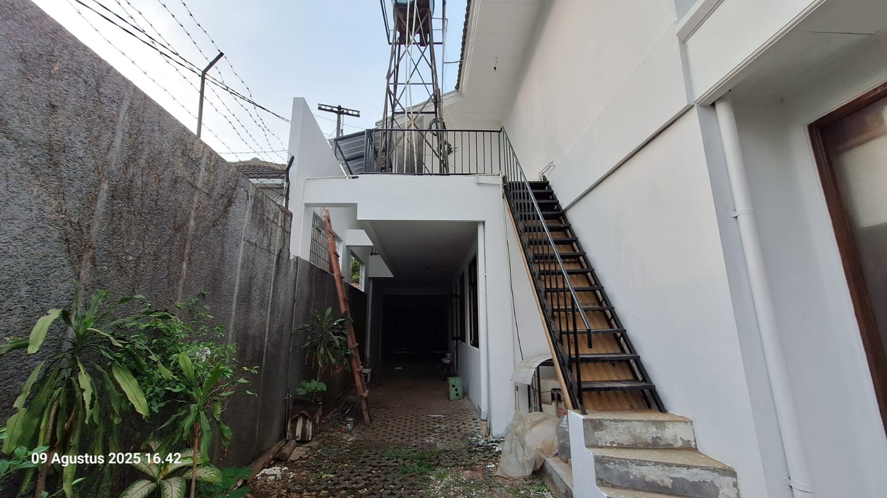 Commercial house in Mampang Jakarta Selatan suitable for Clinic or Office
