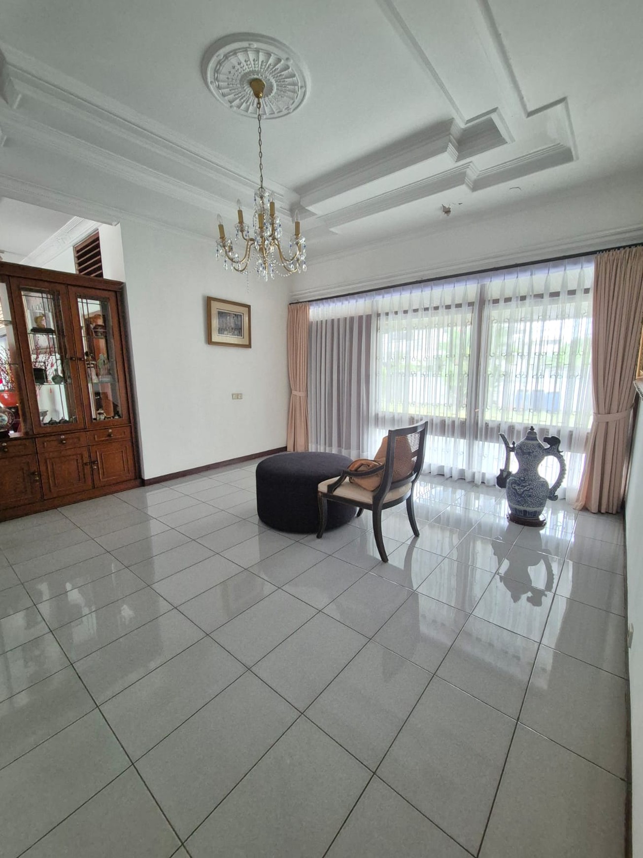 Dijual rumah cantik dan terawat yang berlokasi di dekat kawasan elit Permata Hijau