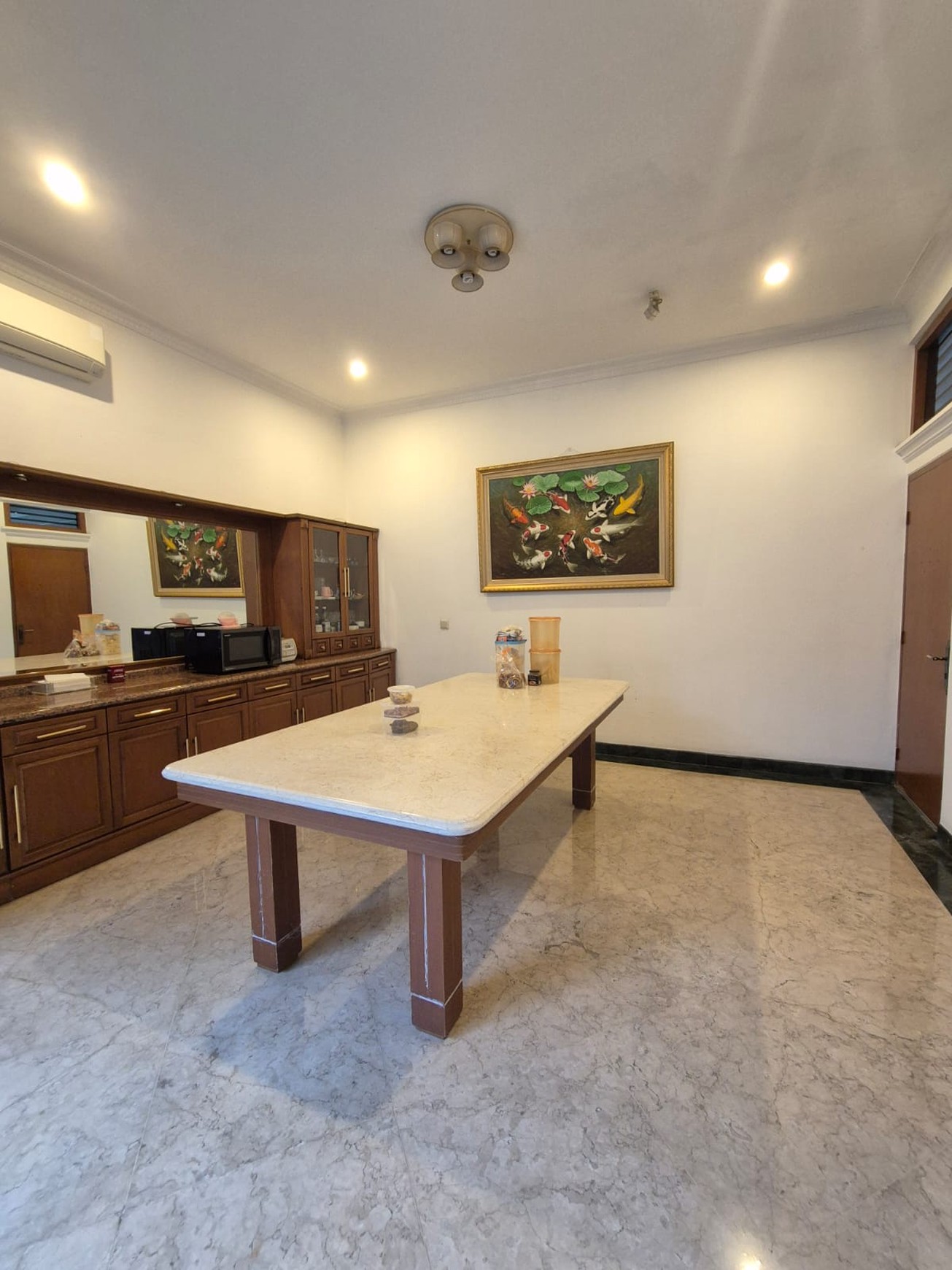 Dijual rumah cantik dan terawat yang berlokasi di dekat kawasan elit Permata Hijau