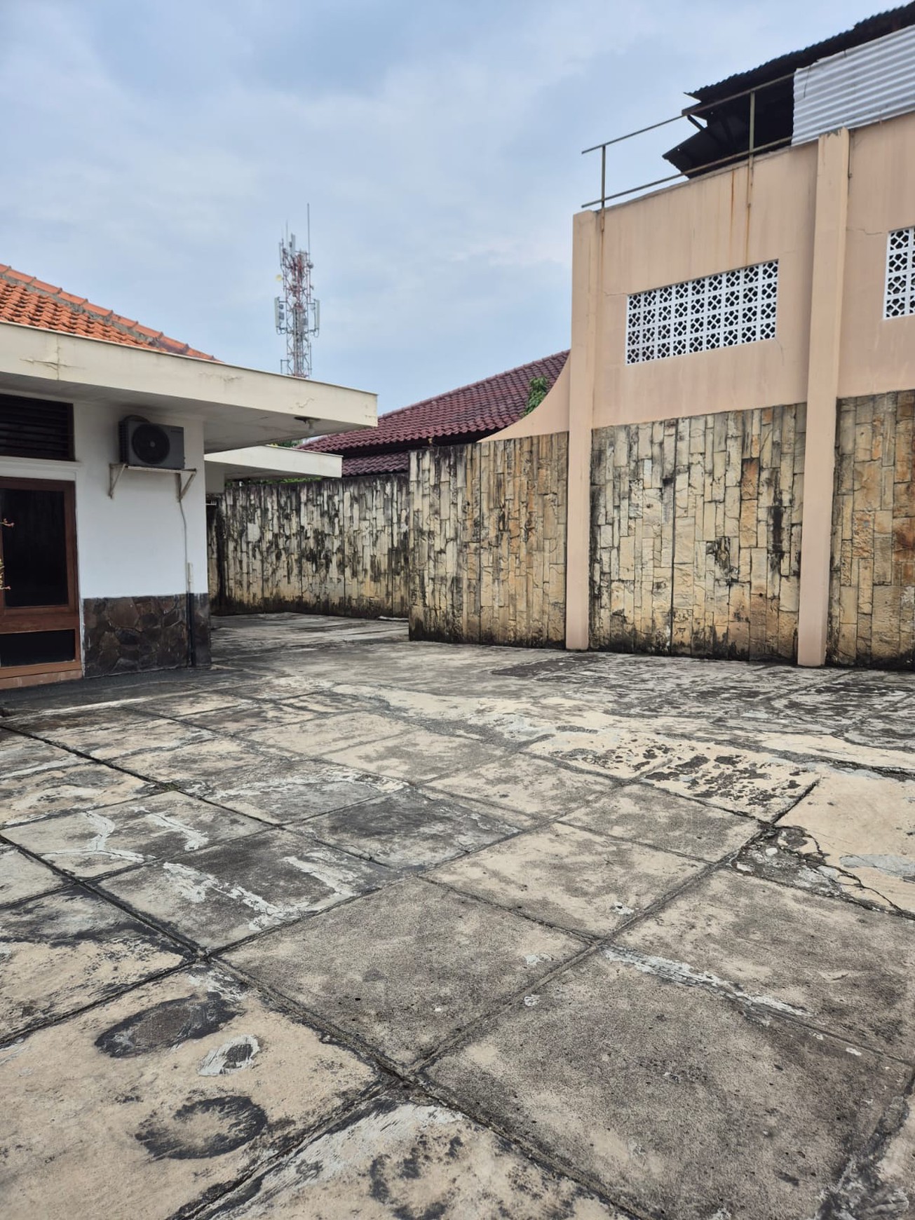 Dijual rumah cantik dan terawat yang berlokasi di dekat kawasan elit Permata Hijau