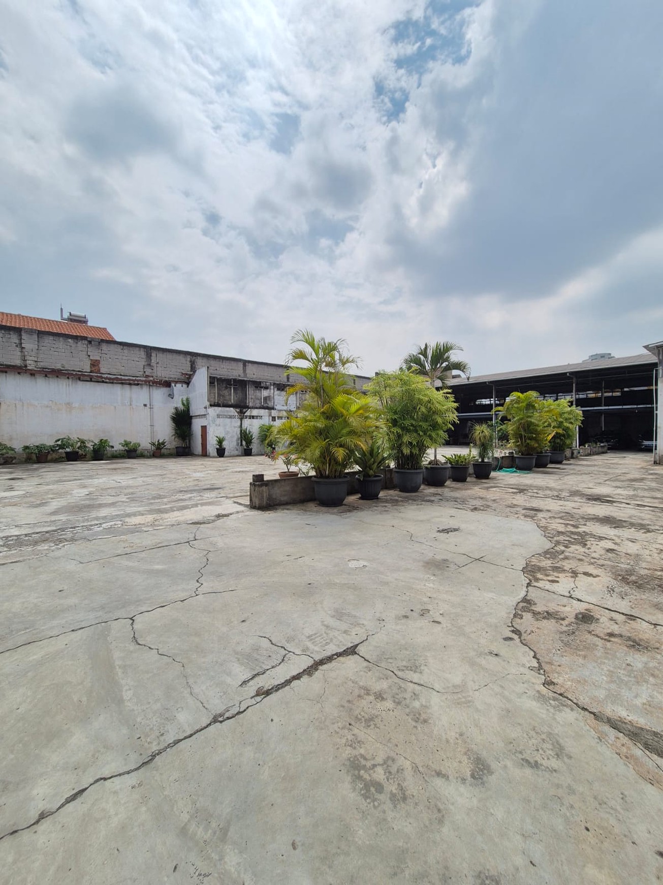 Dijual rumah cantik dan terawat yang berlokasi di dekat kawasan elit Permata Hijau