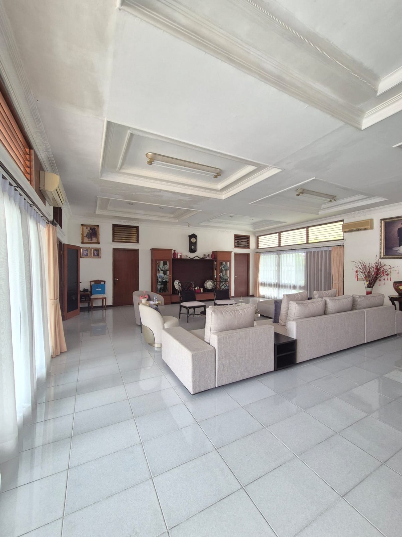 Dijual rumah cantik dan terawat yang berlokasi di dekat kawasan elit Permata Hijau