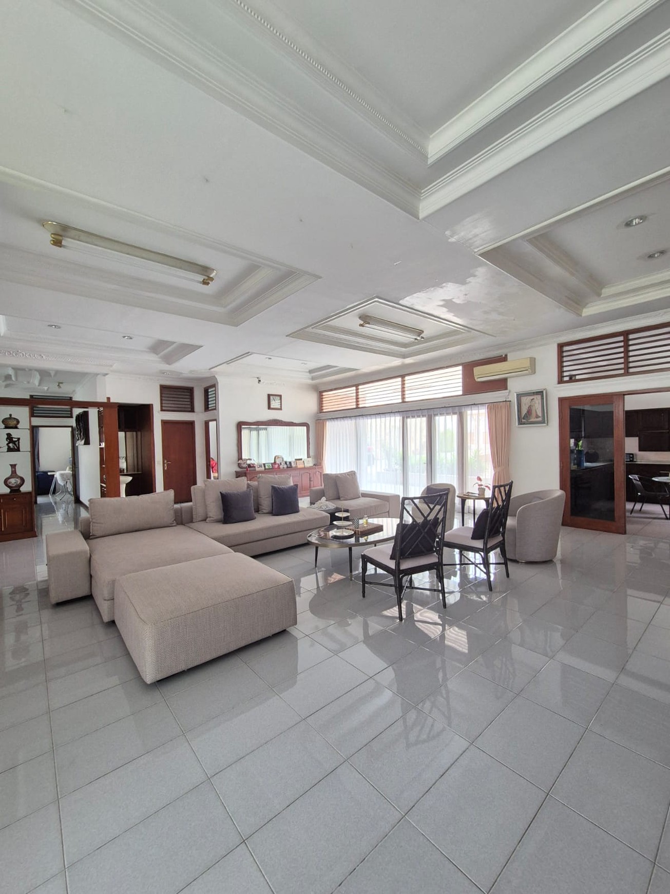 Dijual rumah cantik dan terawat yang berlokasi di dekat kawasan elit Permata Hijau