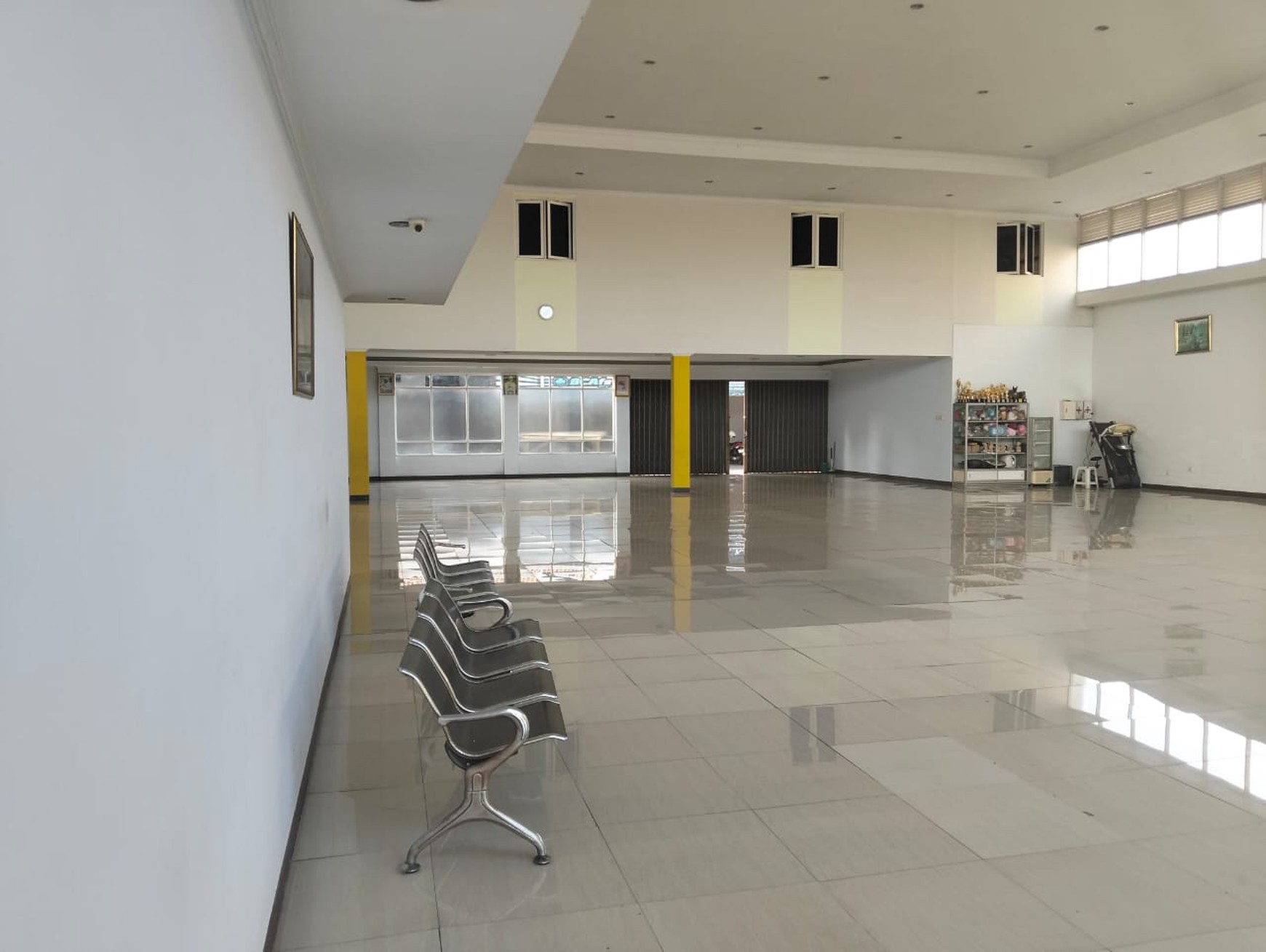 Showroom Dan Rumah 1318 Lokasi Strategis Dijalan Wonosari Km 7, Sendangtirto, Berbah, Sleman.