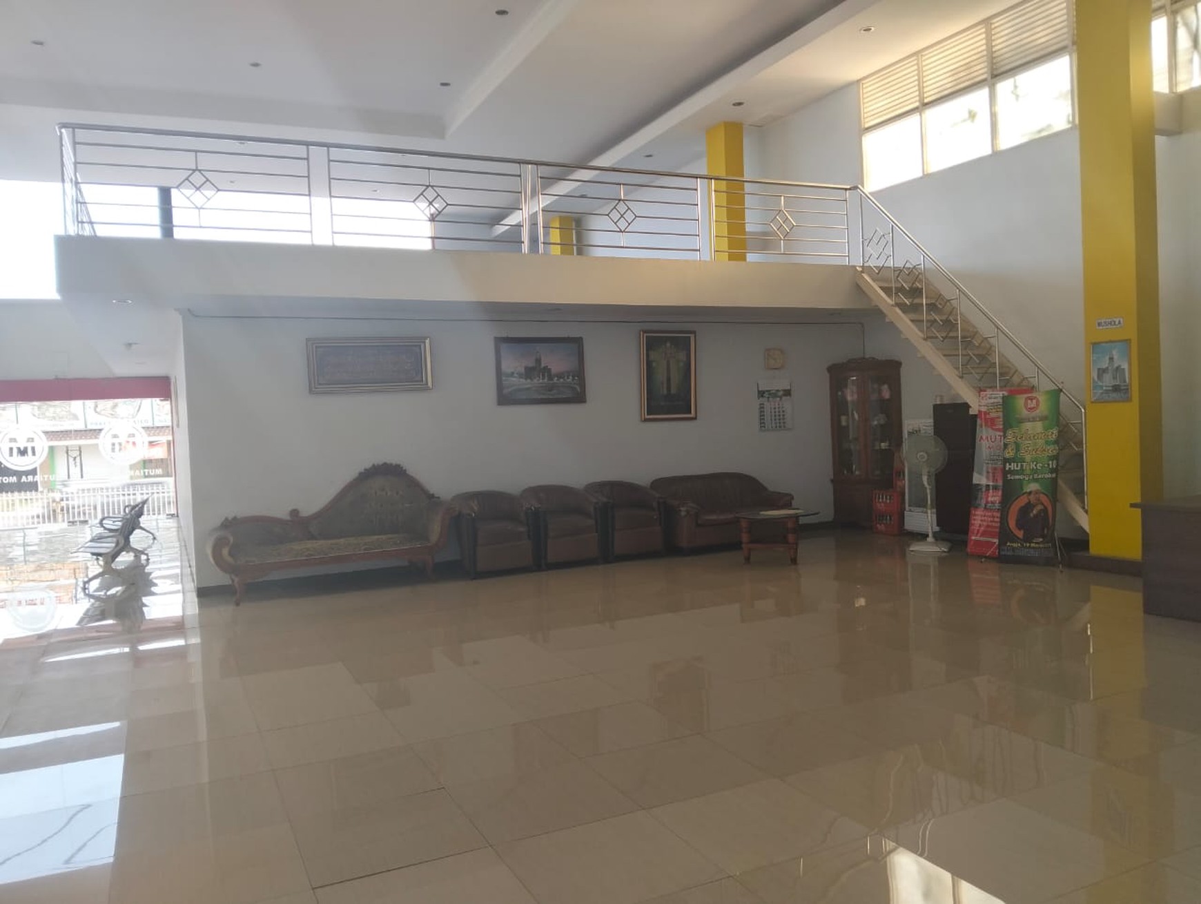 Showroom Dan Rumah 1318 Lokasi Strategis Dijalan Wonosari Km 7, Sendangtirto, Berbah, Sleman.