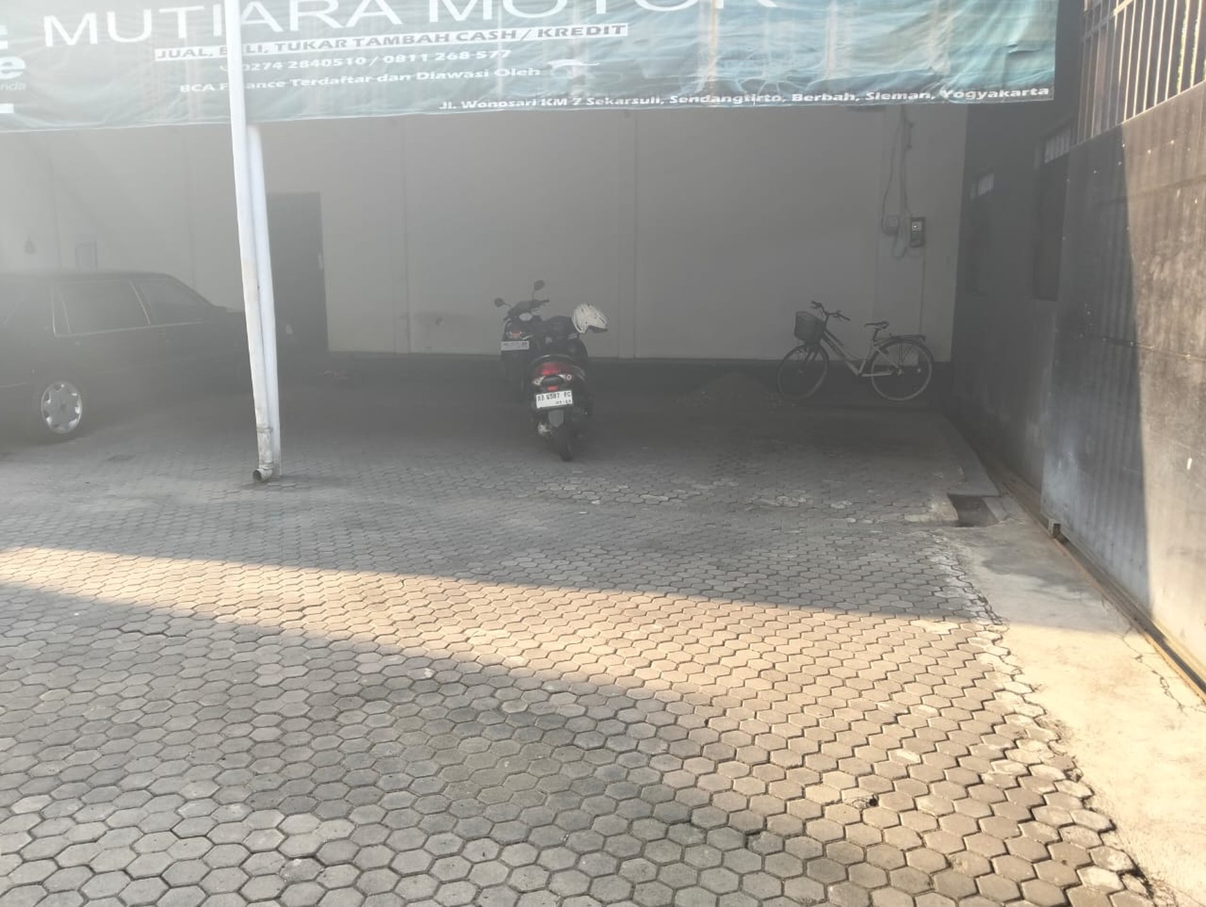 Showroom Dan Rumah 1318 Lokasi Strategis Dijalan Wonosari Km 7, Sendangtirto, Berbah, Sleman.