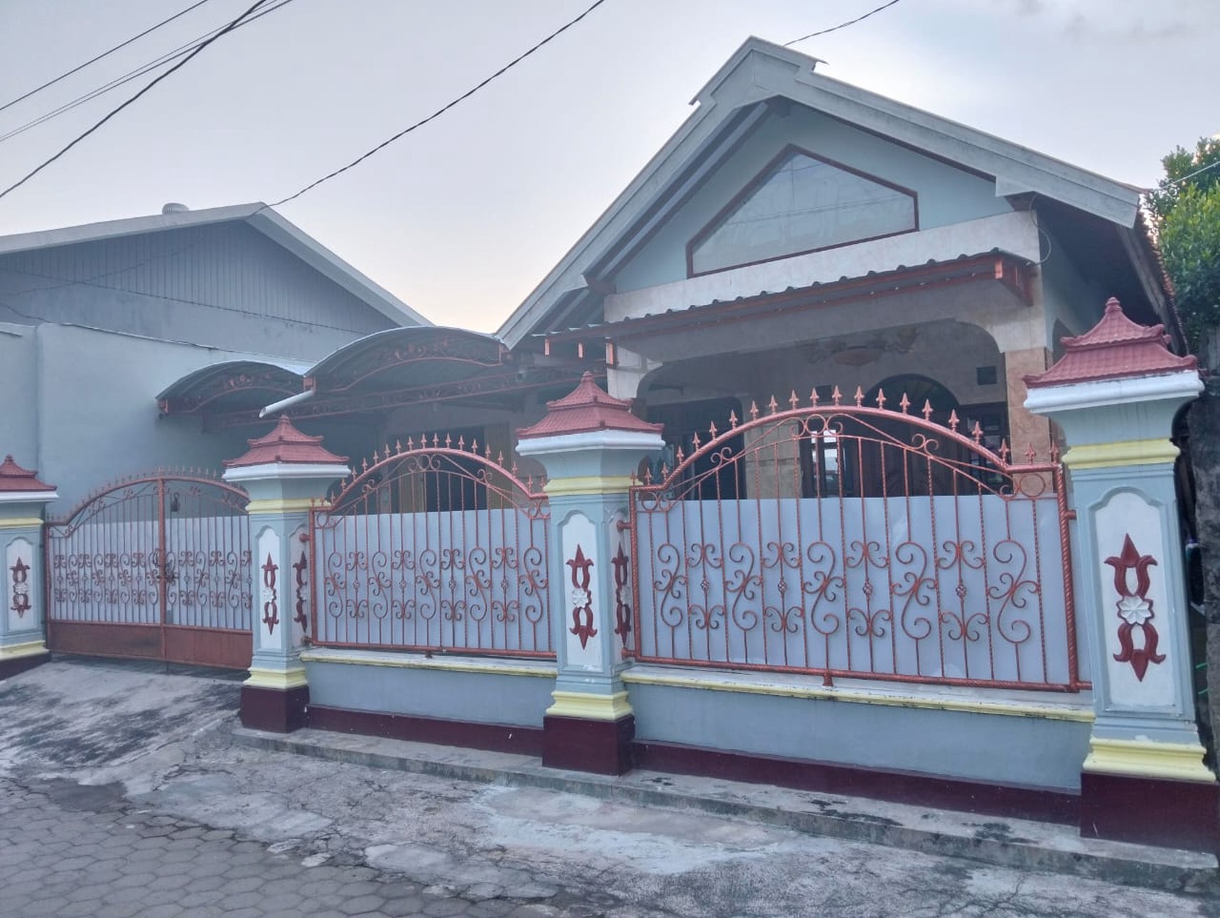 Showroom Dan Rumah 1318 Lokasi Strategis Dijalan Wonosari Km 7, Sendangtirto, Berbah, Sleman.